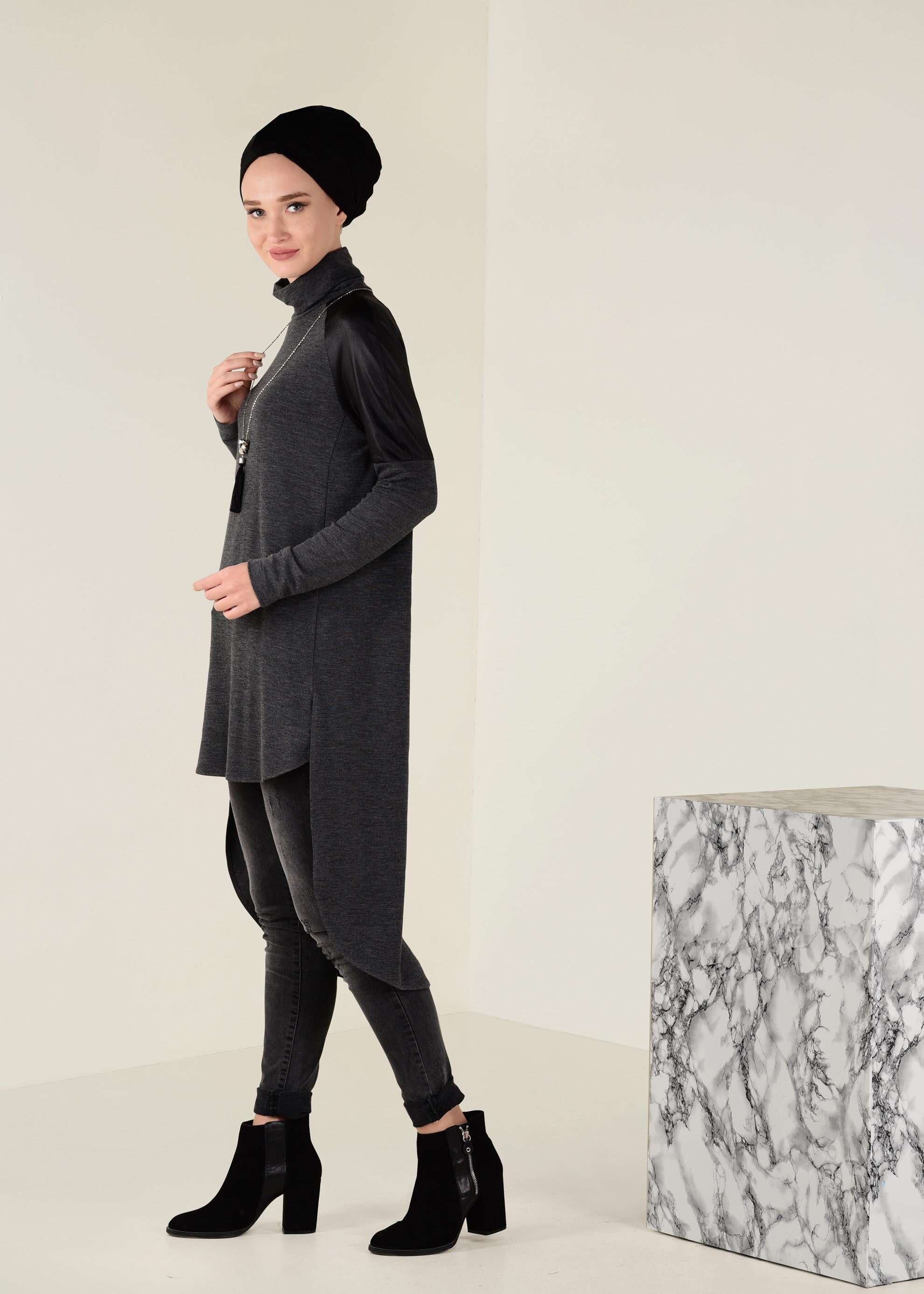 Tesettür giyim GRİ OMUZLARI SUNİ DERİ DETAYLI BALIKÇI YAKA TUNİK 4646 