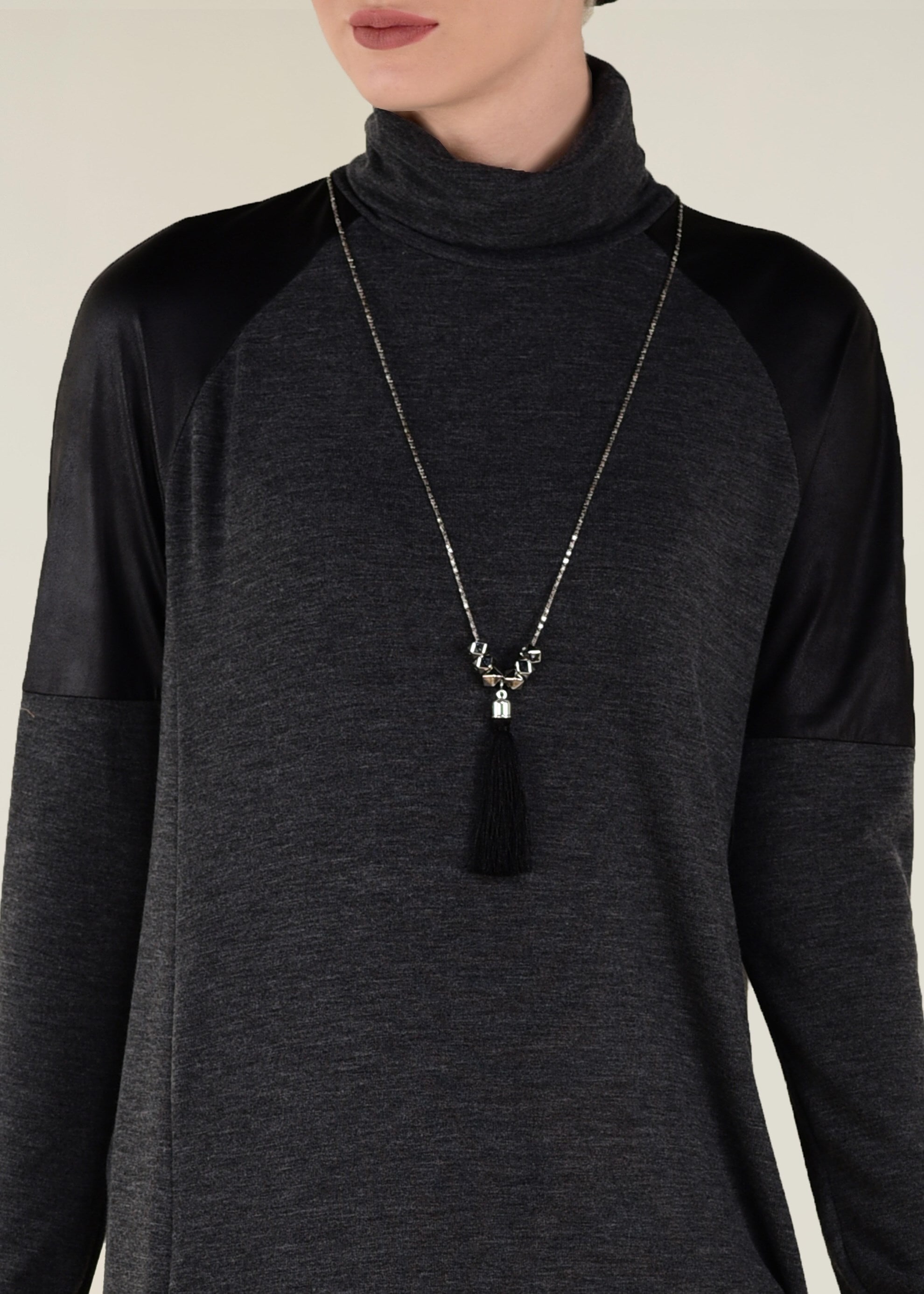 Tesettür giyim GRİ OMUZLARI SUNİ DERİ DETAYLI BALIKÇI YAKA TUNİK 4646 