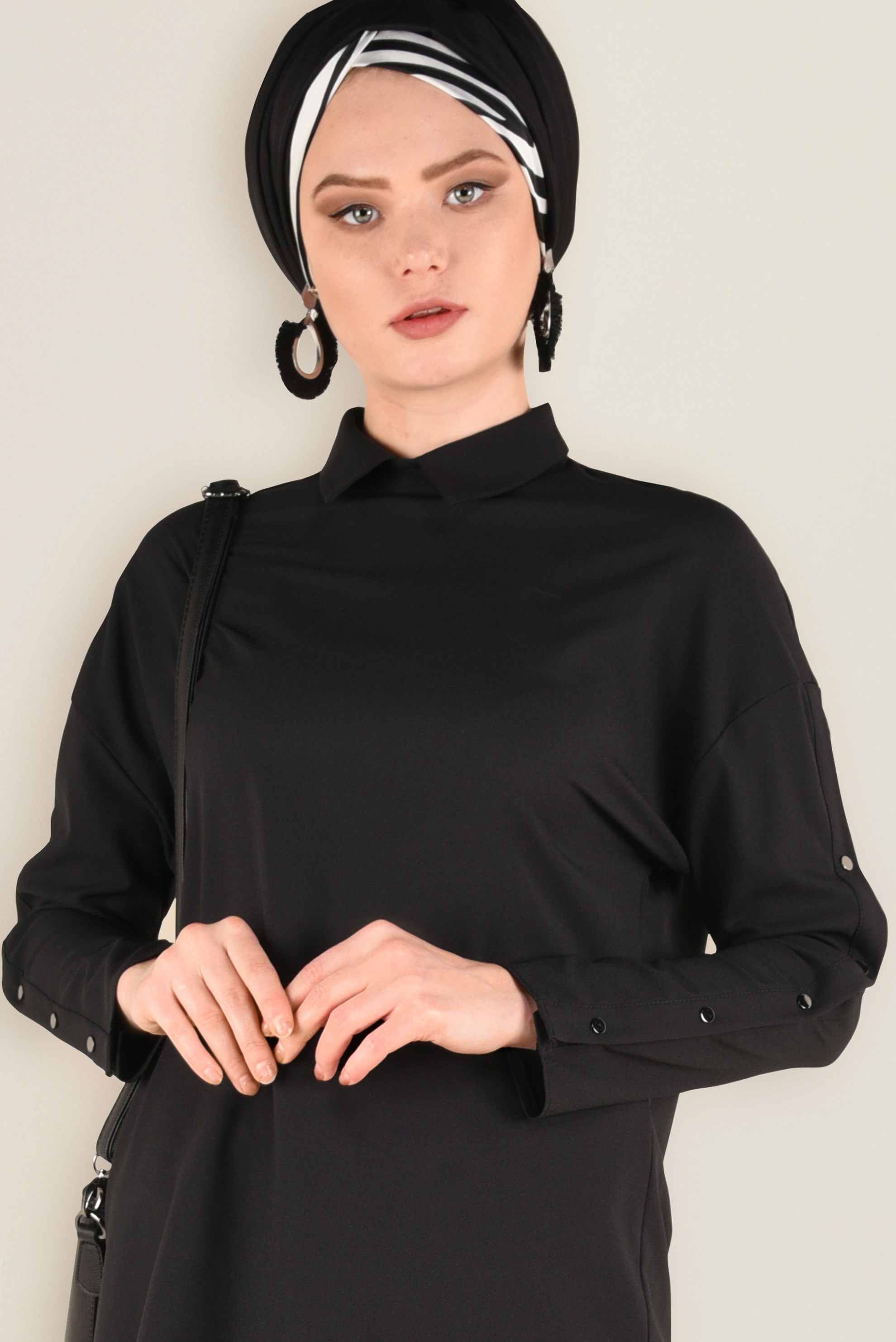 Tesettür giyim SİYAH KOLLARI ÇITÇITLI TUNİK 4661