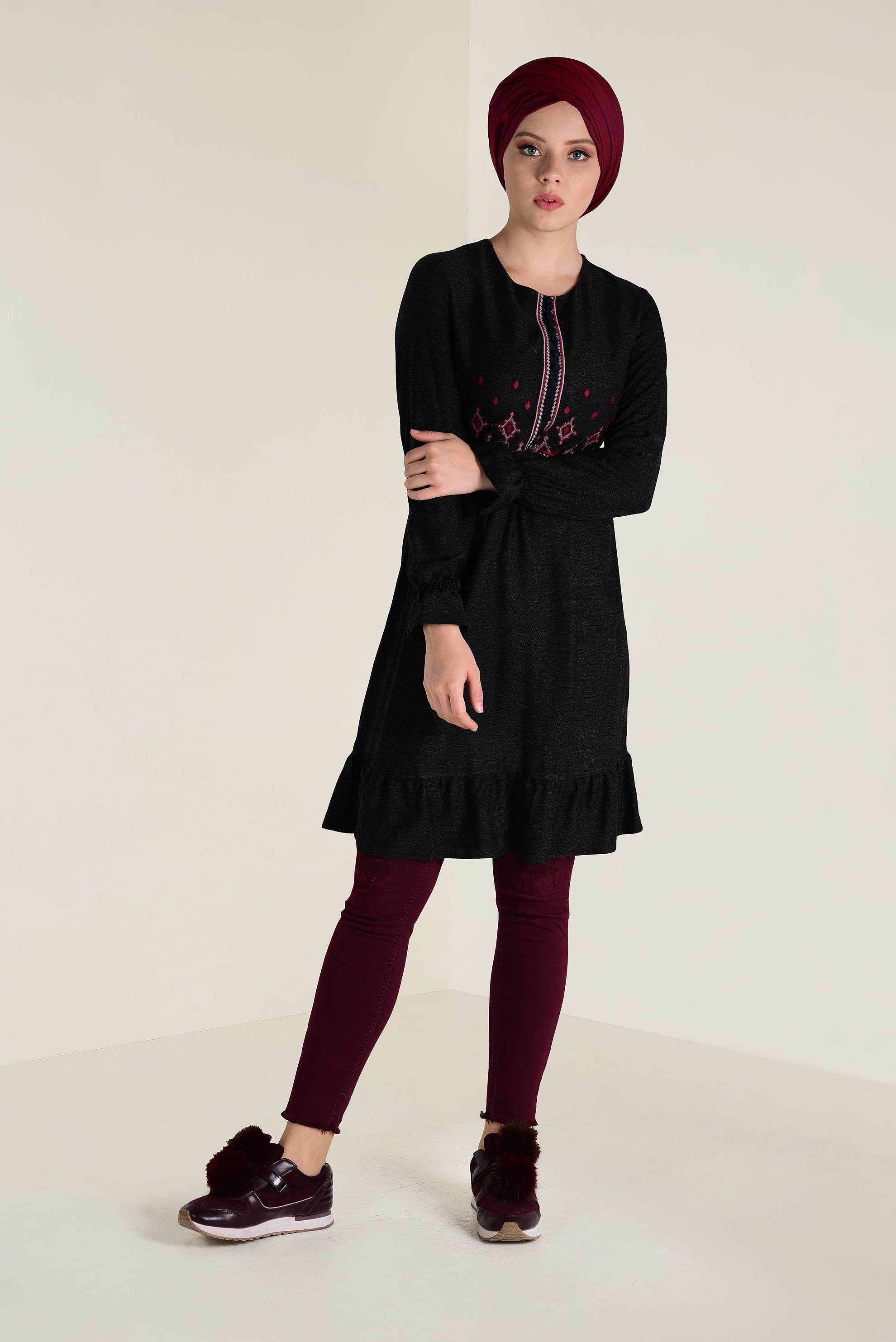 Tesettür giyim SİYAH NAKIŞ İŞLEMELİ DÜĞMELİ TUNİK 4665 