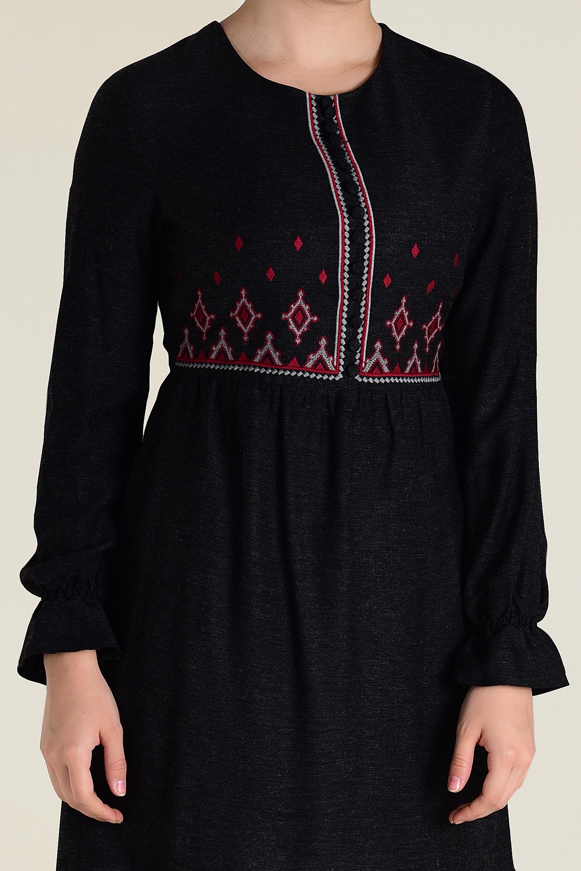 Tesettür giyim SİYAH NAKIŞ İŞLEMELİ DÜĞMELİ TUNİK 4665 