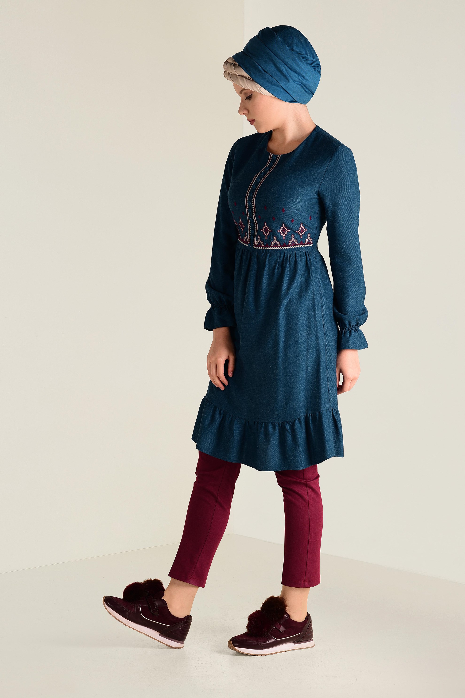 Tesettür giyim MAVİ NAKIŞ İŞLEMELİ DÜĞMELİ TUNİK 4665 