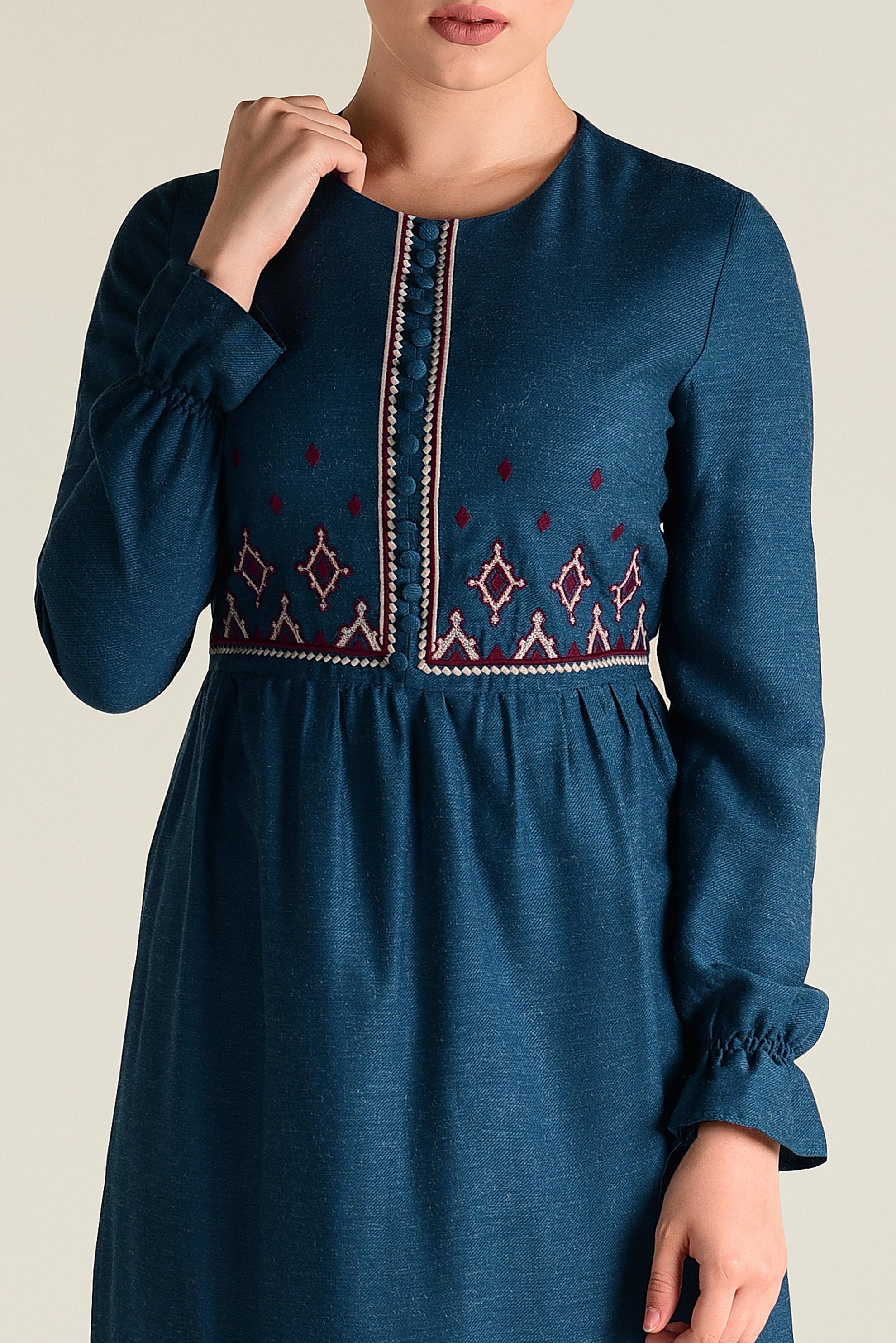 Tesettür giyim MAVİ NAKIŞ İŞLEMELİ DÜĞMELİ TUNİK 4665 