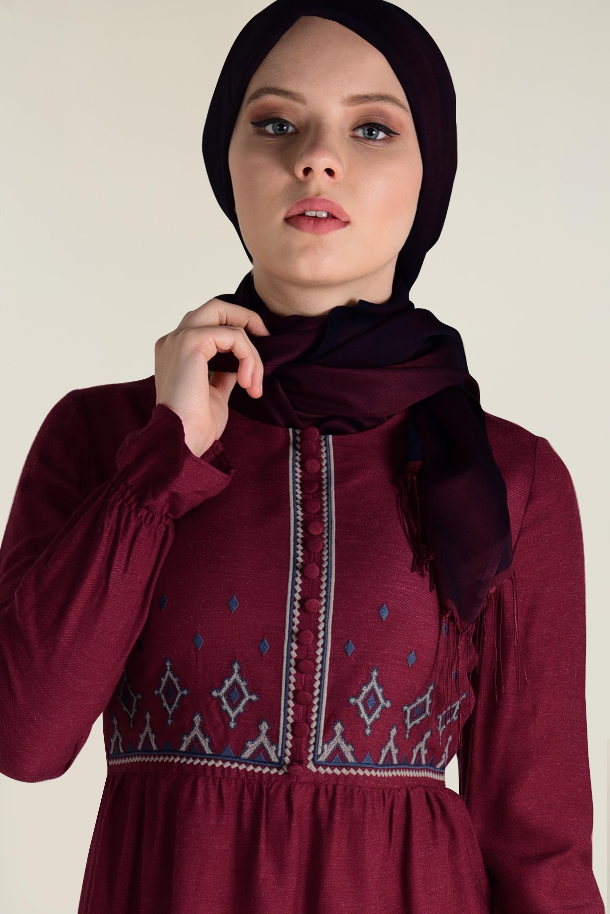 Tesettür giyim KIRMIZI NAKIŞ İŞLEMELİ DÜĞMELİ TUNİK 4665 