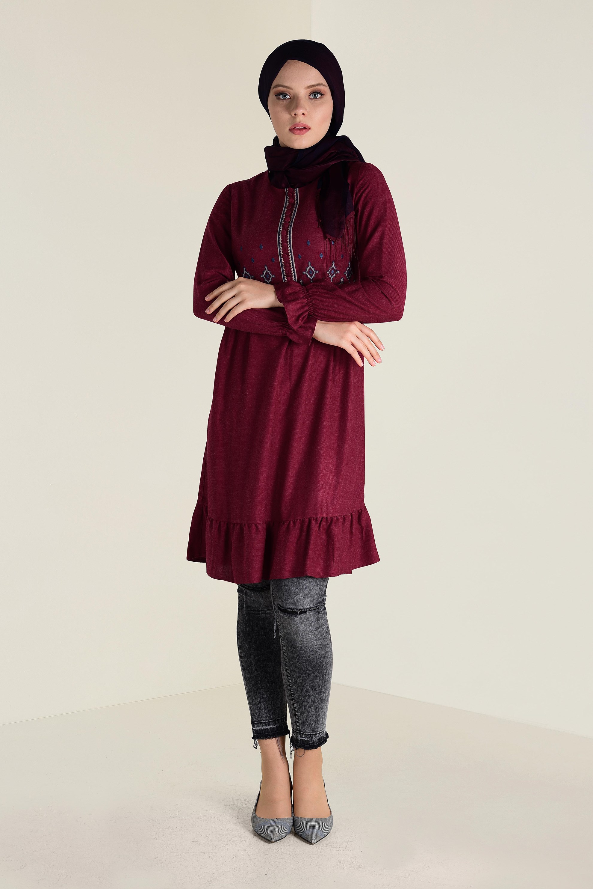 Tesettür giyim KIRMIZI NAKIŞ İŞLEMELİ DÜĞMELİ TUNİK 4665 