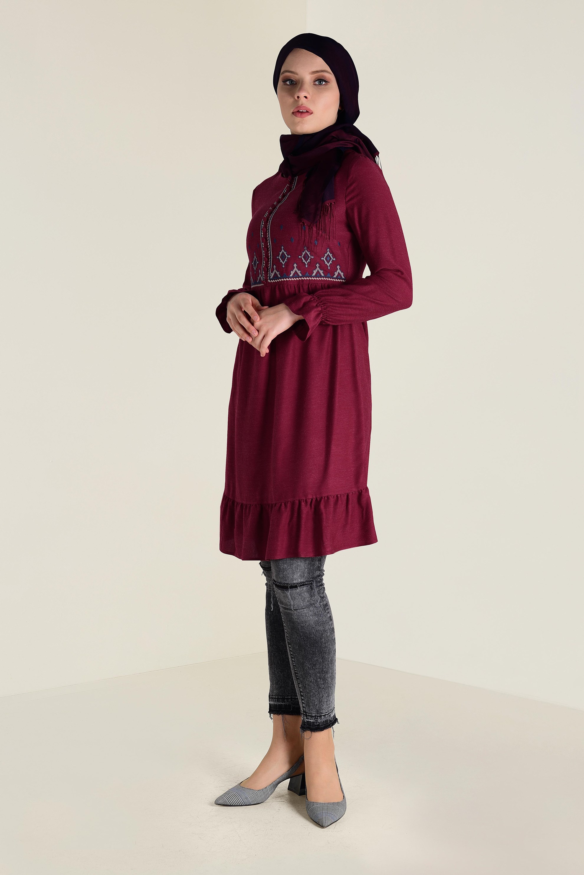 Tesettür giyim KIRMIZI NAKIŞ İŞLEMELİ DÜĞMELİ TUNİK 4665 