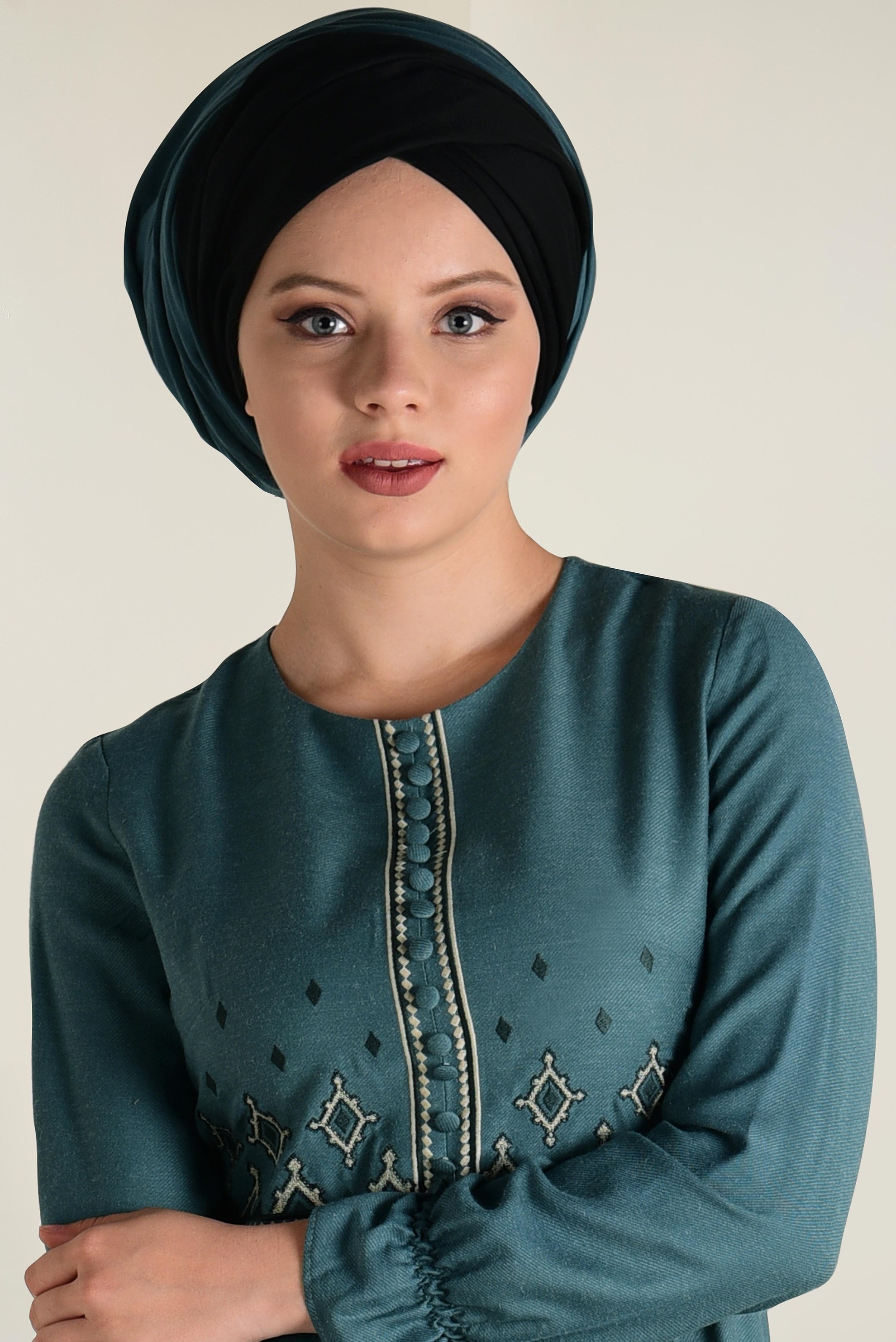 Tesettür giyim YEŞİL NAKIŞ İŞLEMELİ DÜĞMELİ TUNİK 4665 