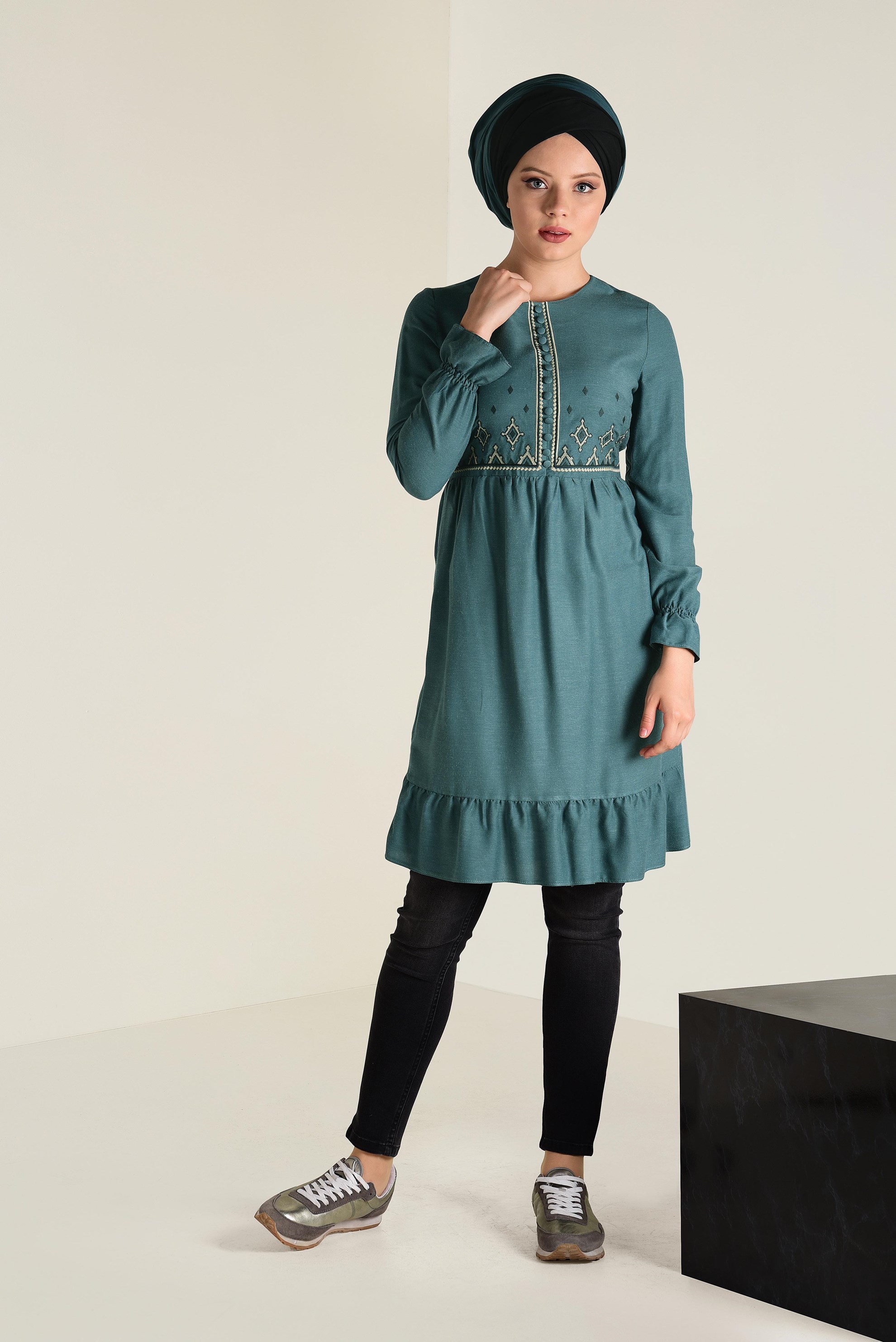 Tesettür giyim YEŞİL NAKIŞ İŞLEMELİ DÜĞMELİ TUNİK 4665 