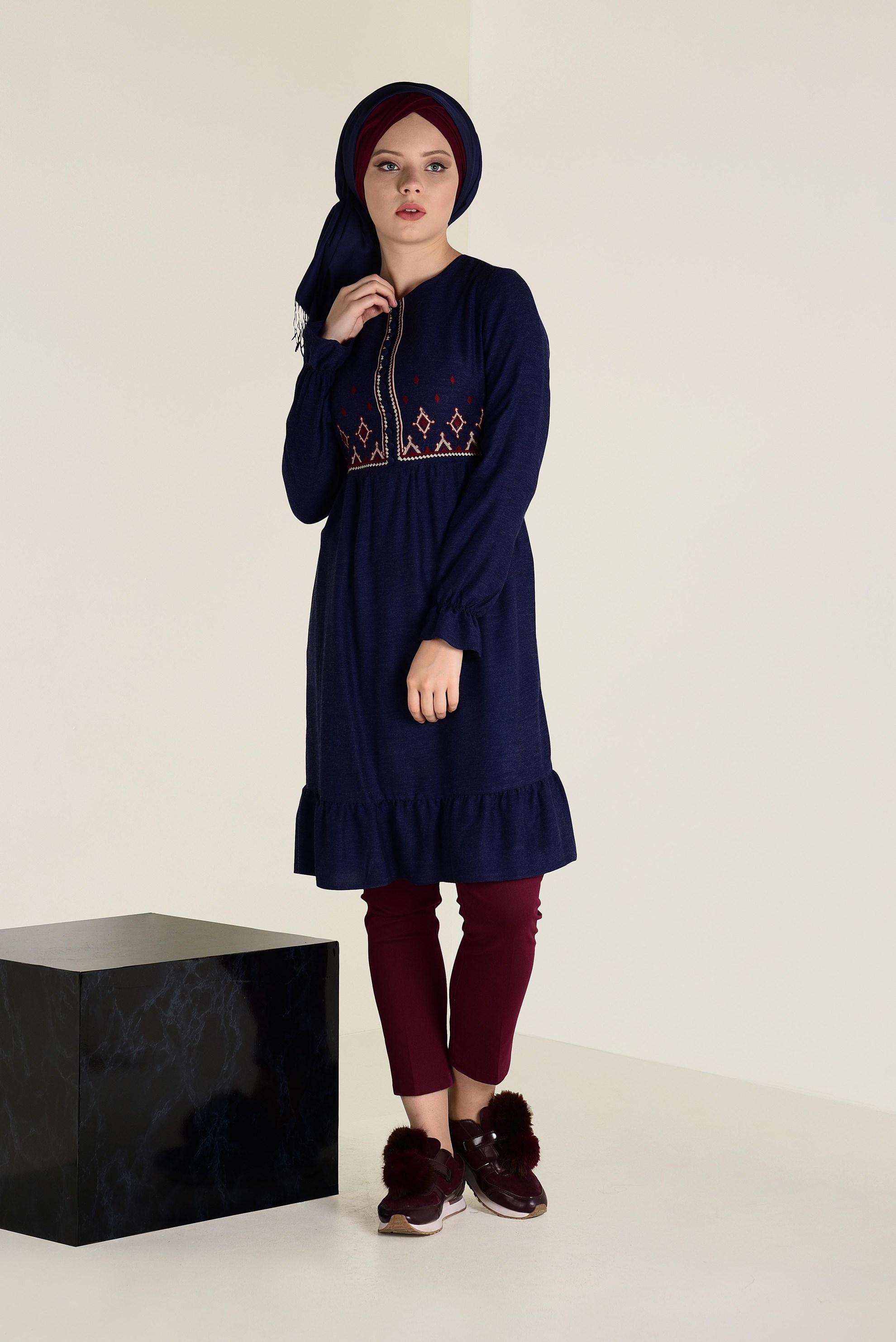 Tesettür giyim LACİVERT NAKIŞ İŞLEMELİ DÜĞMELİ TUNİK 4665 