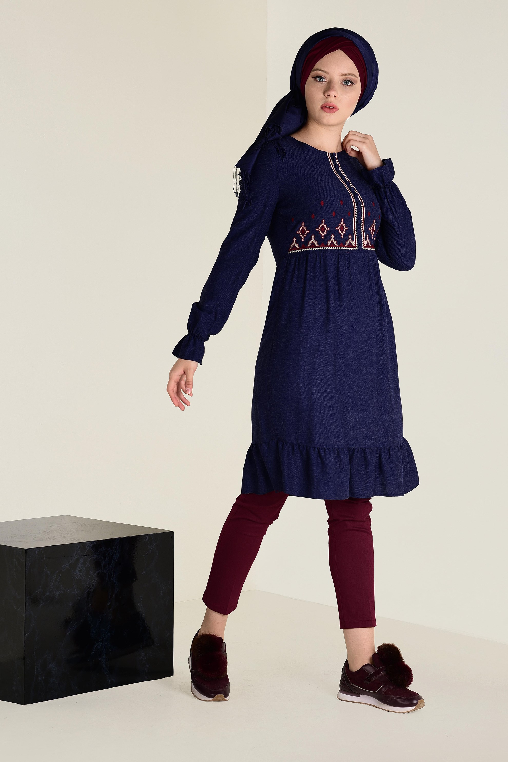 Tesettür giyim LACİVERT NAKIŞ İŞLEMELİ DÜĞMELİ TUNİK 4665 