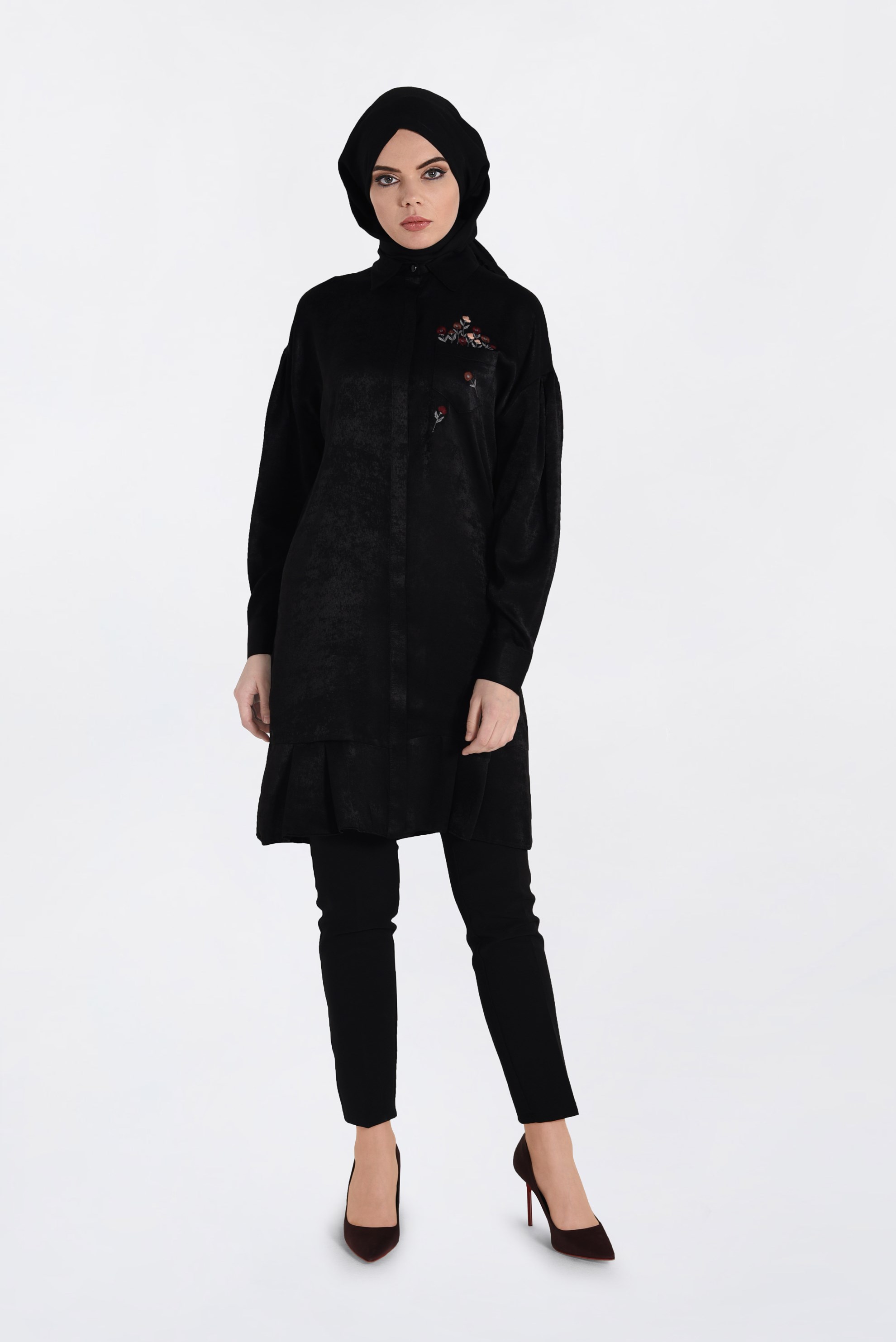 Tesettür giyim SİYAH ÖNÜ NAKIŞ DETAYLI ETEK UCU FIRFIRLI TUNİK 4721 