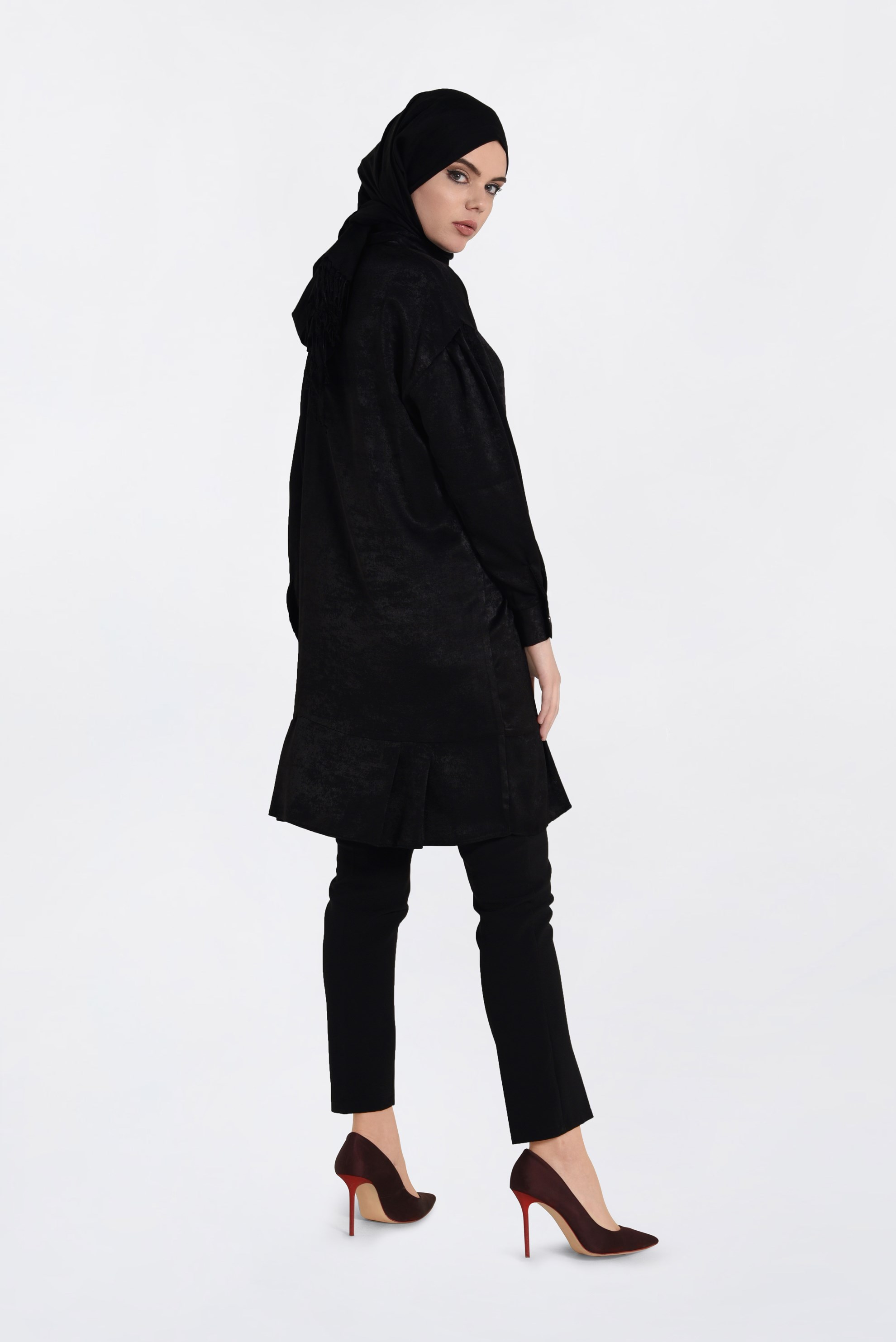 Tesettür giyim SİYAH ÖNÜ NAKIŞ DETAYLI ETEK UCU FIRFIRLI TUNİK 4721 