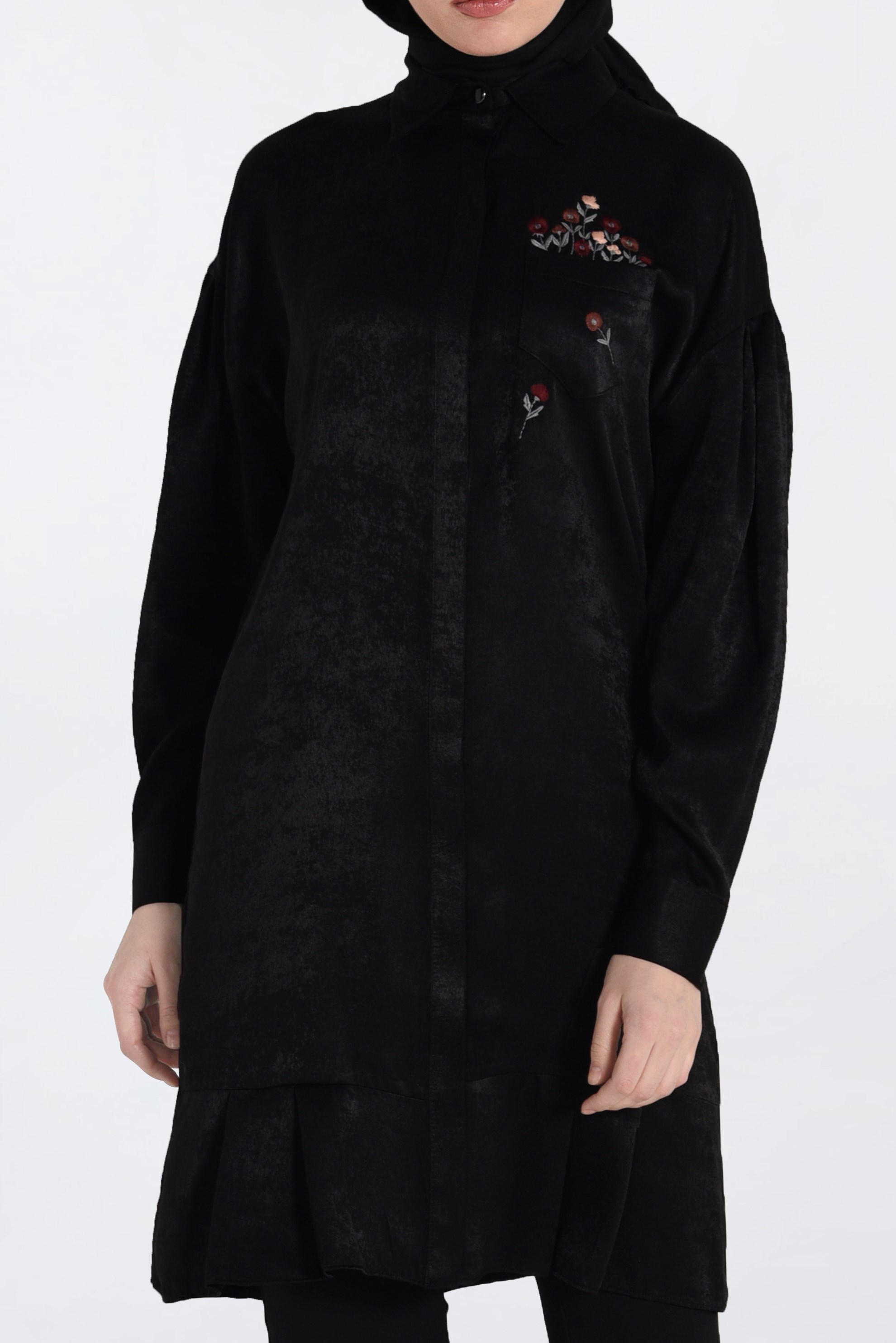 Tesettür giyim SİYAH ÖNÜ NAKIŞ DETAYLI ETEK UCU FIRFIRLI TUNİK 4721 