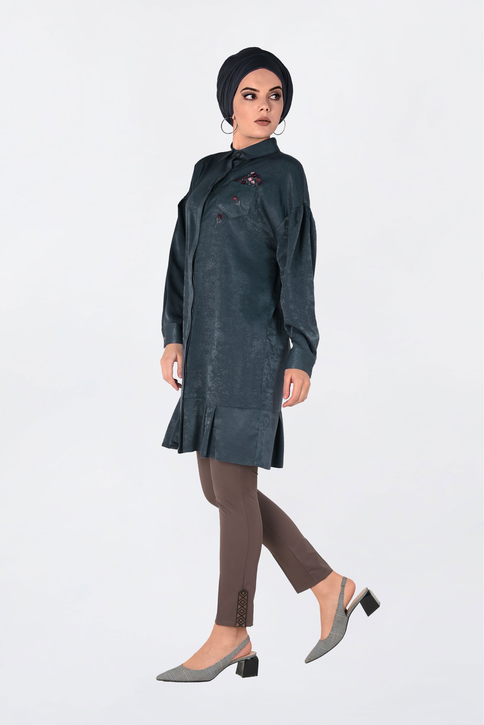 Tesettür giyim GRİ ÖNÜ NAKIŞ DETAYLI ETEK UCU FIRFIRLI TUNİK 4721 