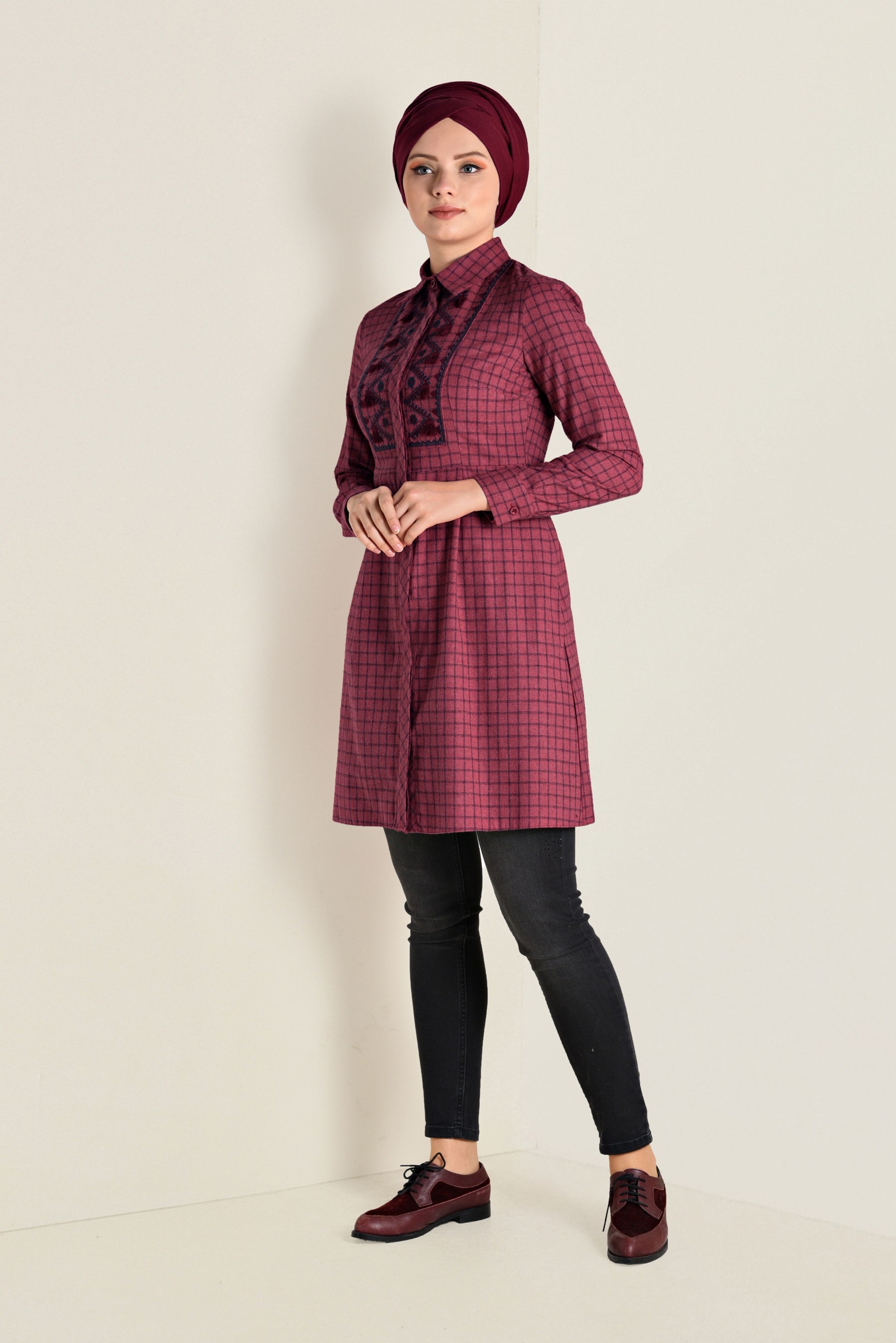 Tesettür giyim KIRMIZI GİZLİ DÜĞMELİ NAKIŞLI TUNİK 4732 