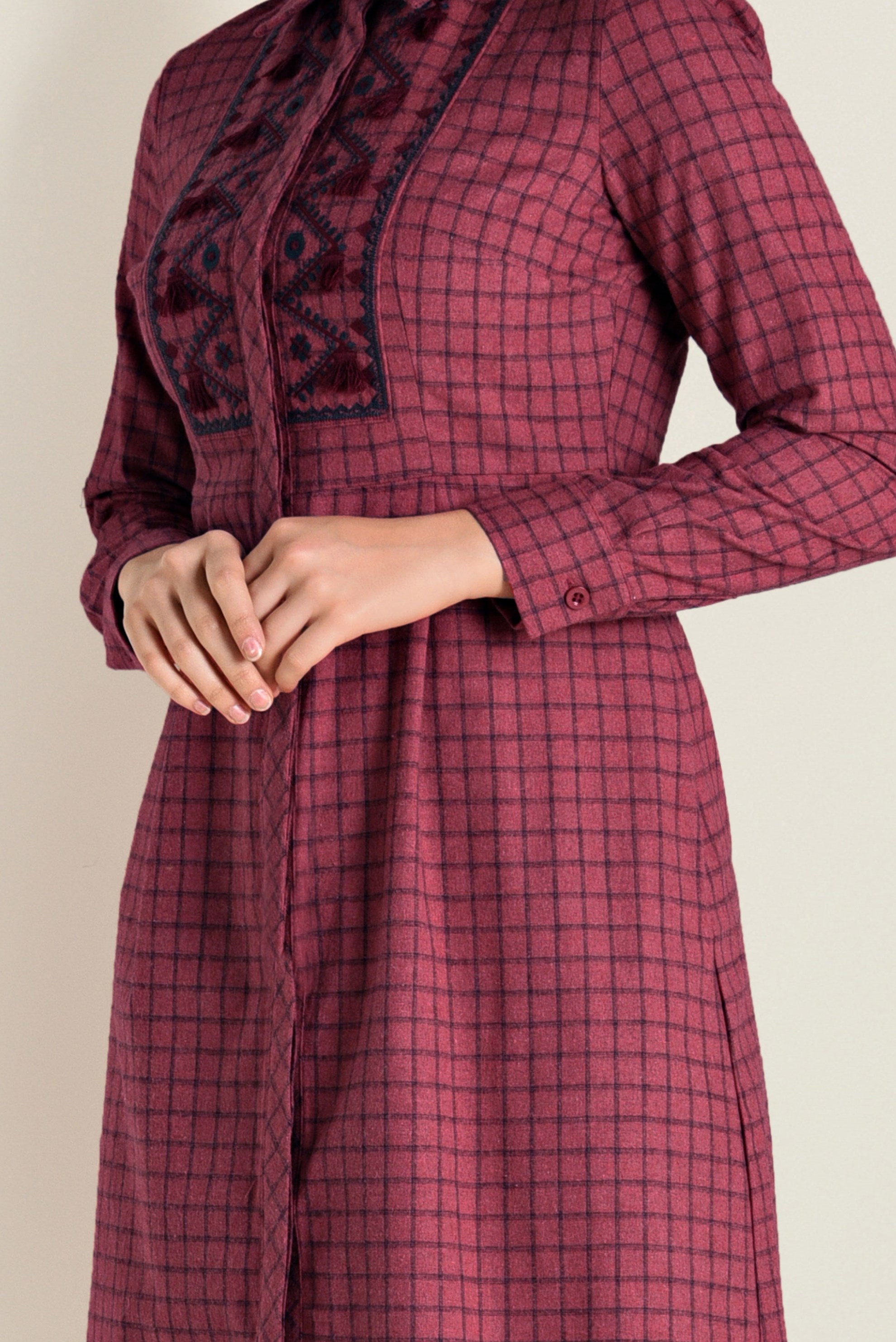 Tesettür giyim KIRMIZI GİZLİ DÜĞMELİ NAKIŞLI TUNİK 4732 