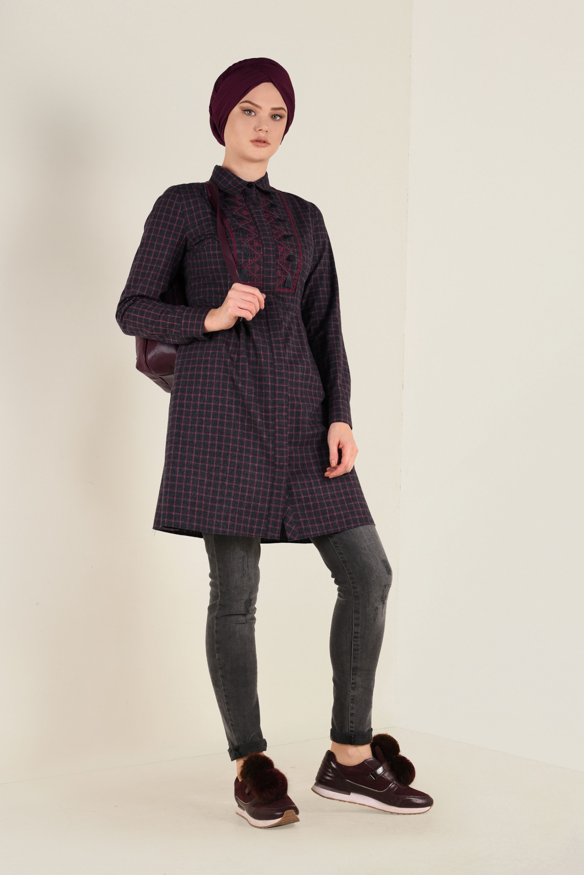 Tesettür giyim SİYAH GİZLİ DÜĞMELİ NAKIŞLI TUNİK 4732 