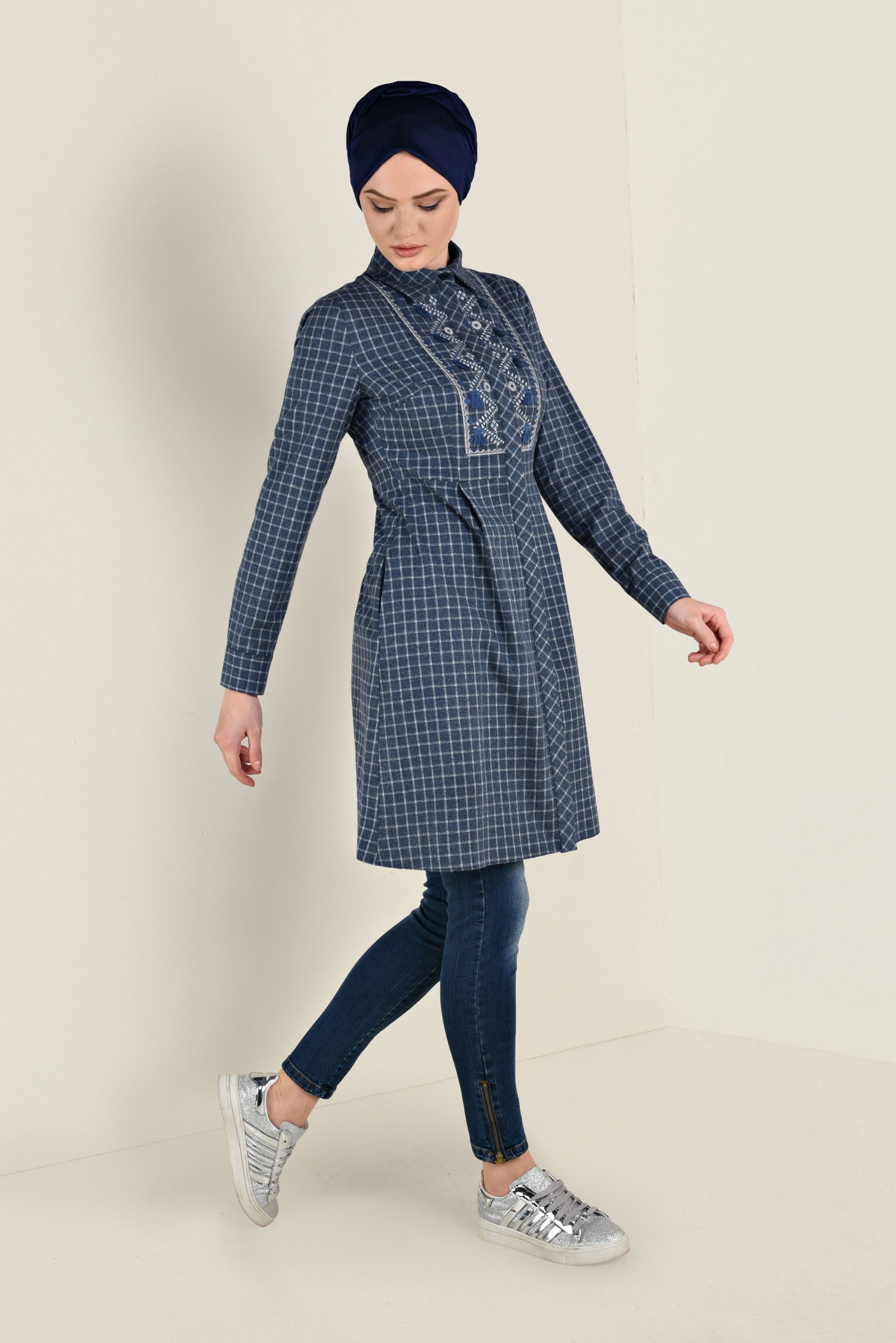 Tesettür giyim LACİVERT GİZLİ DÜĞMELİ NAKIŞLI TUNİK 4732 