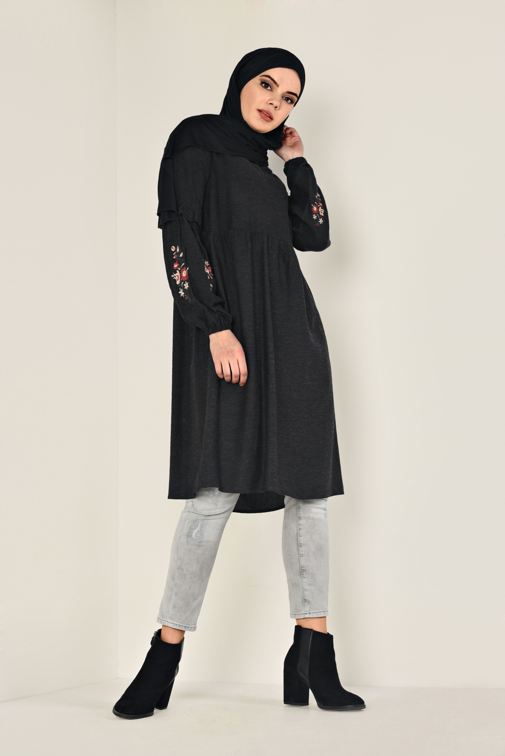 Tesettür giyim SİYAH KOLLARI NAKIŞLI TUNİK 4734