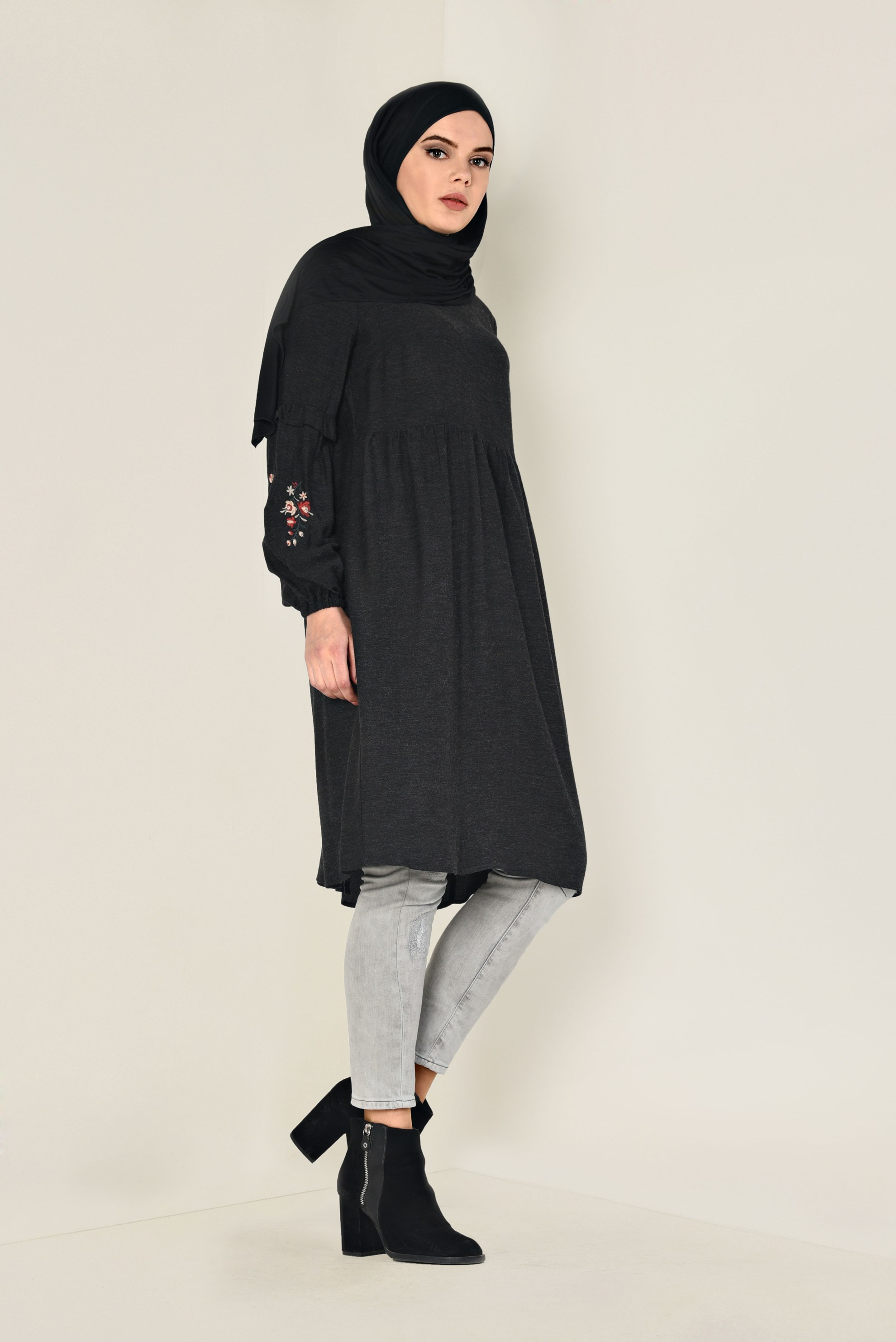 Tesettür giyim SİYAH KOLLARI NAKIŞLI TUNİK 4734