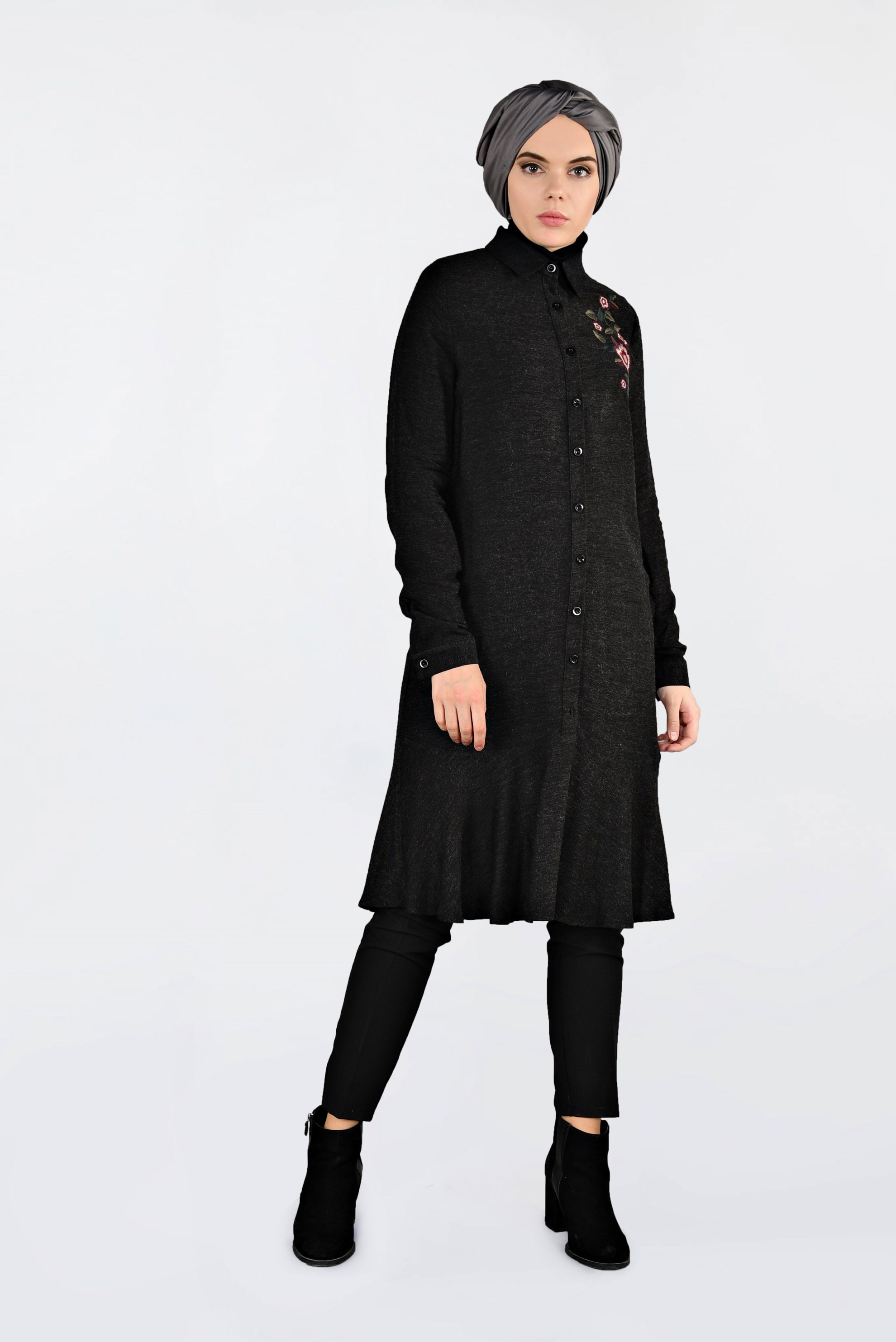 Tesettür giyim SİYAH İŞLEMELİ DÜĞMELİ TUNİK 4737