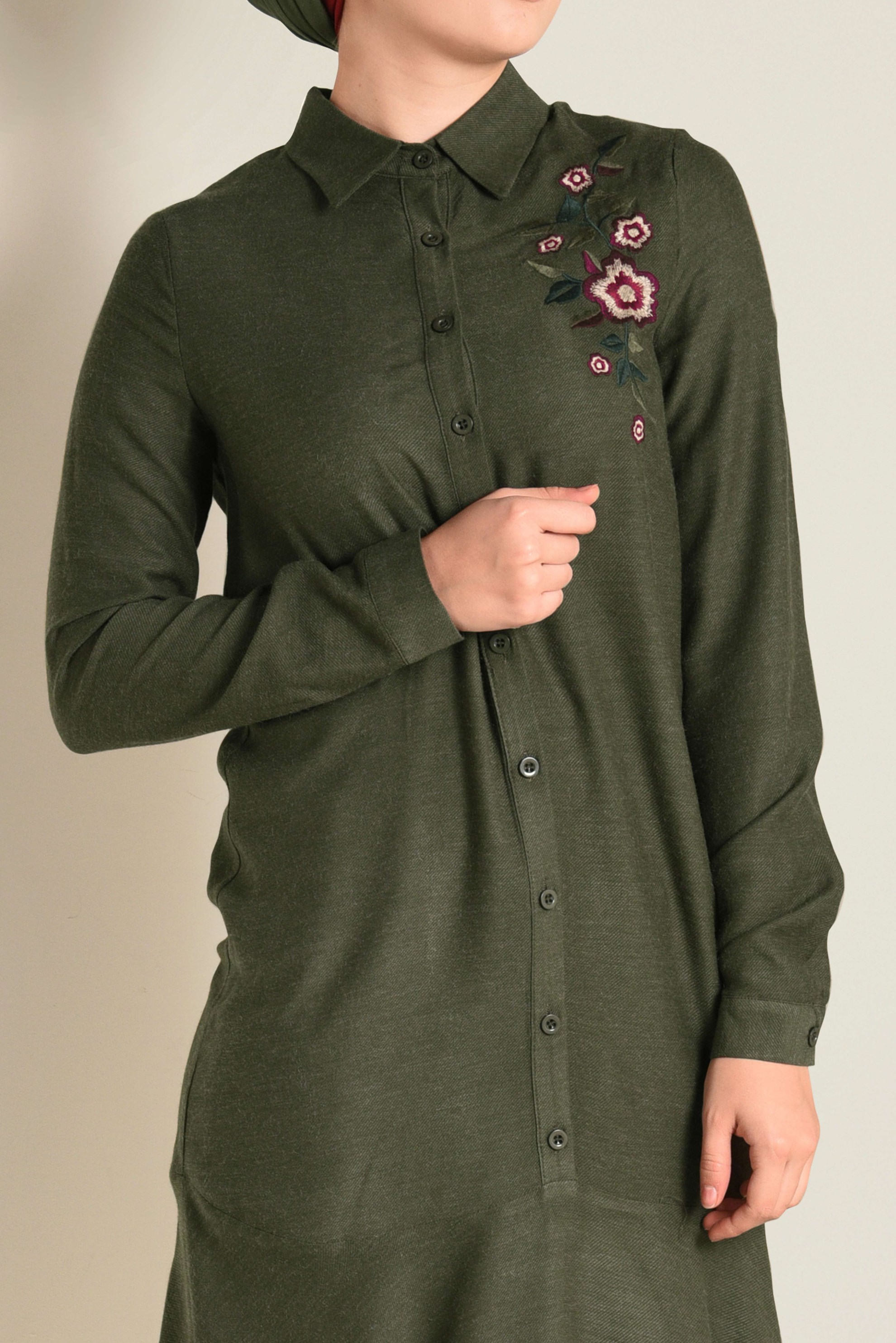 Tesettür giyim HAKİ İŞLEMELİ DÜĞMELİ TUNİK 4737