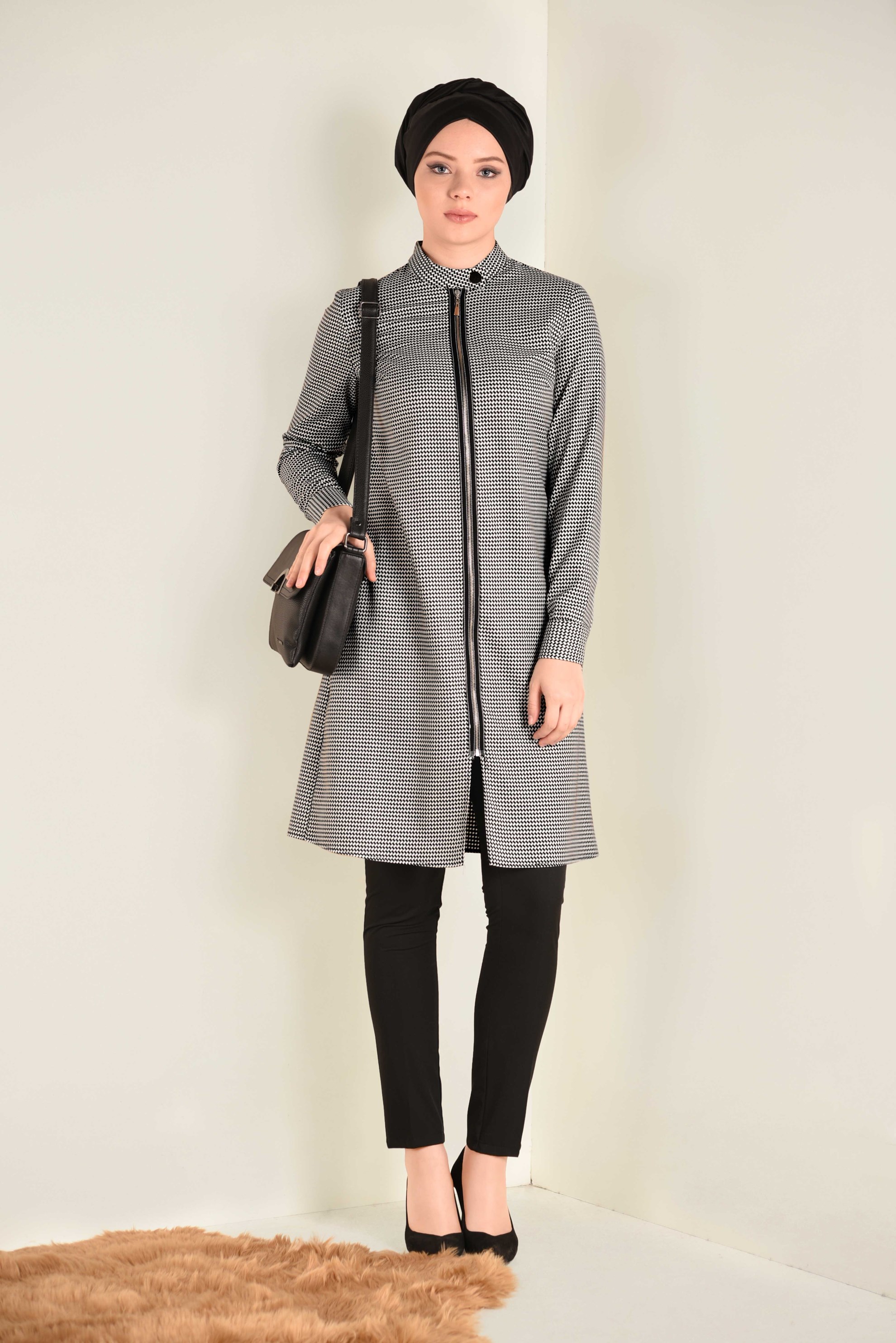 Tesettür giyim SİYAH YAKASI ÇITÇITLI ÖNDEN FERMUARLI TUNİK 4758