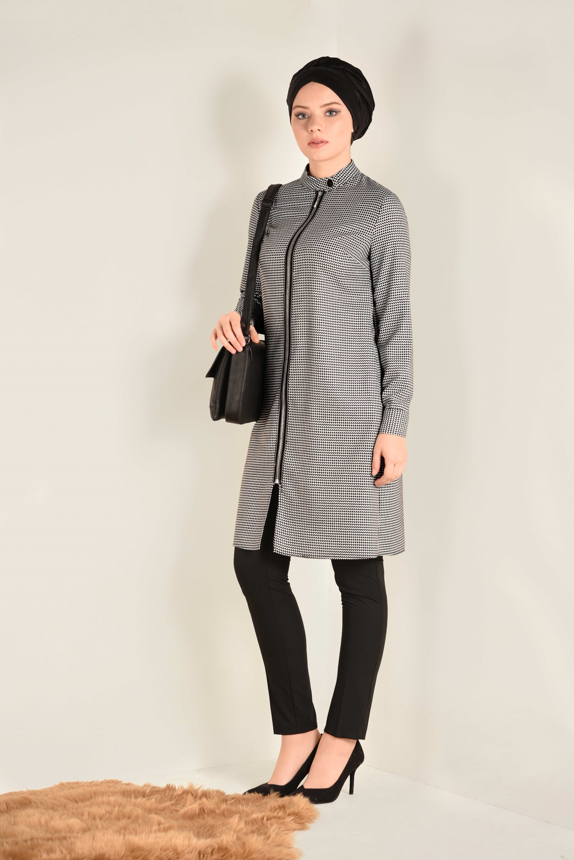 Tesettür giyim SİYAH YAKASI ÇITÇITLI ÖNDEN FERMUARLI TUNİK 4758