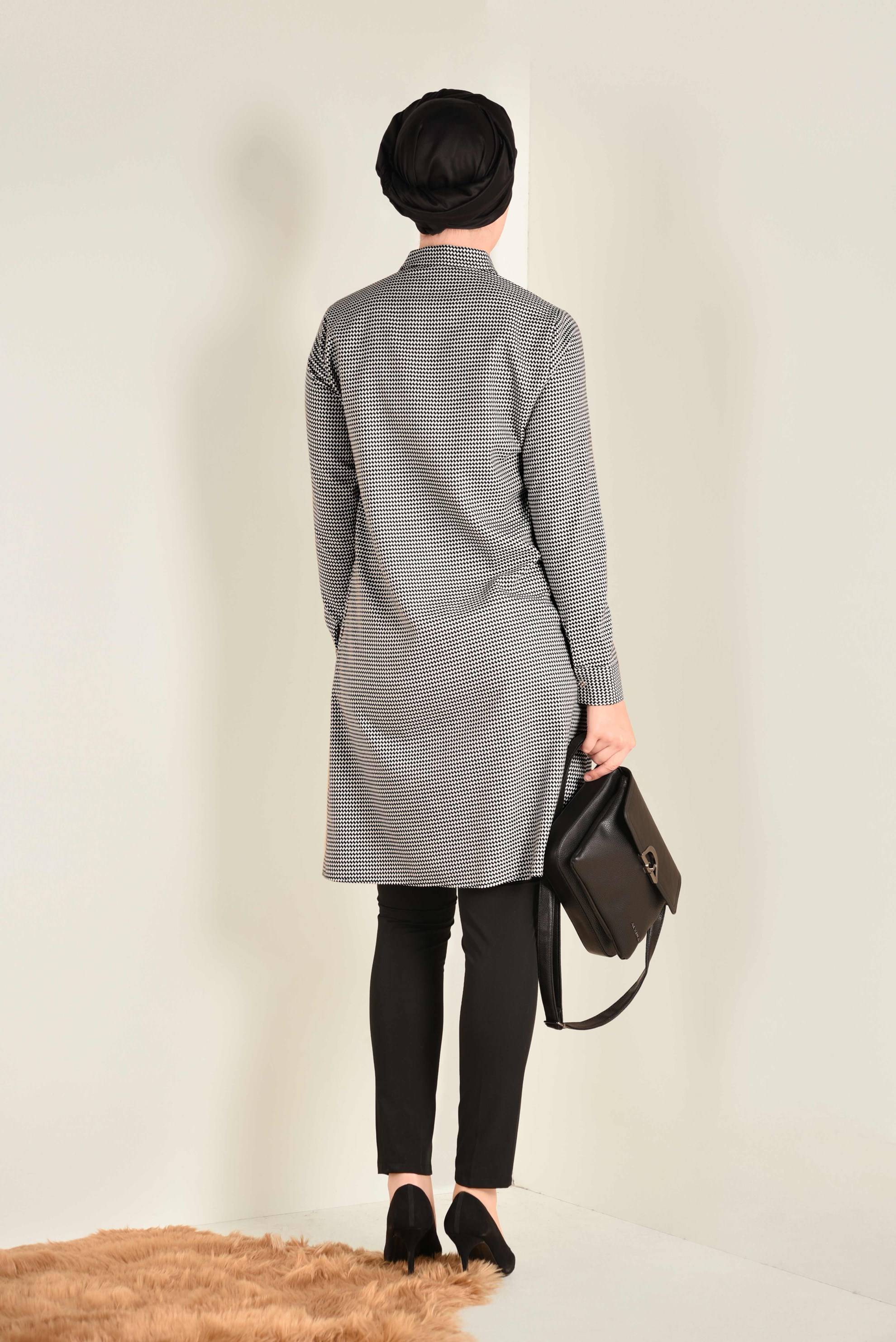 Tesettür giyim SİYAH YAKASI ÇITÇITLI ÖNDEN FERMUARLI TUNİK 4758