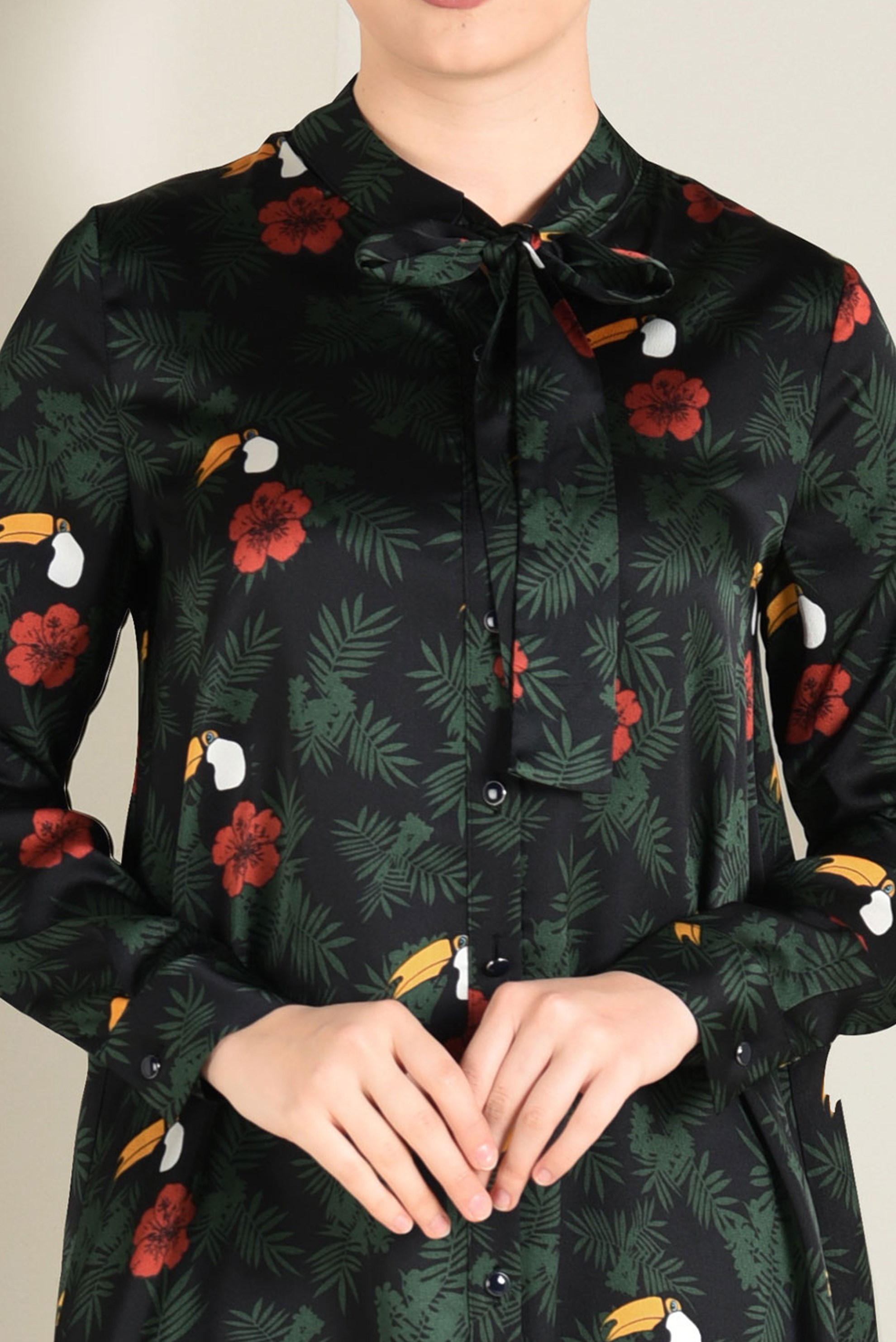 Tesettür giyim SİYAH YAKASI FİYONKLU ÇİÇEK DESENLİ TUNİK 4759