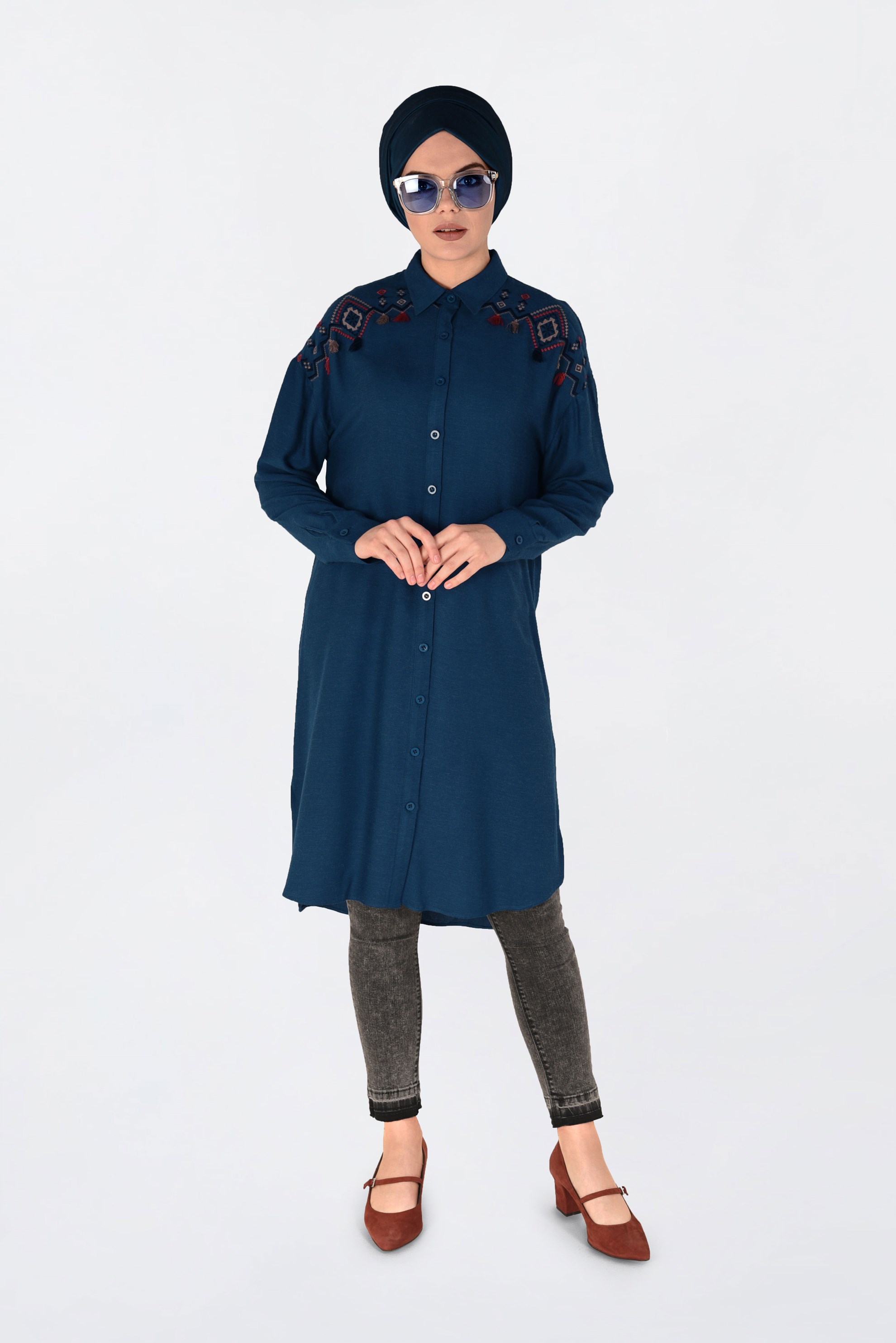 Tesettür giyim MAVİ OMUZLARI NAKIŞLI YANLARI YIRTMAÇLI TUNİK 4760 