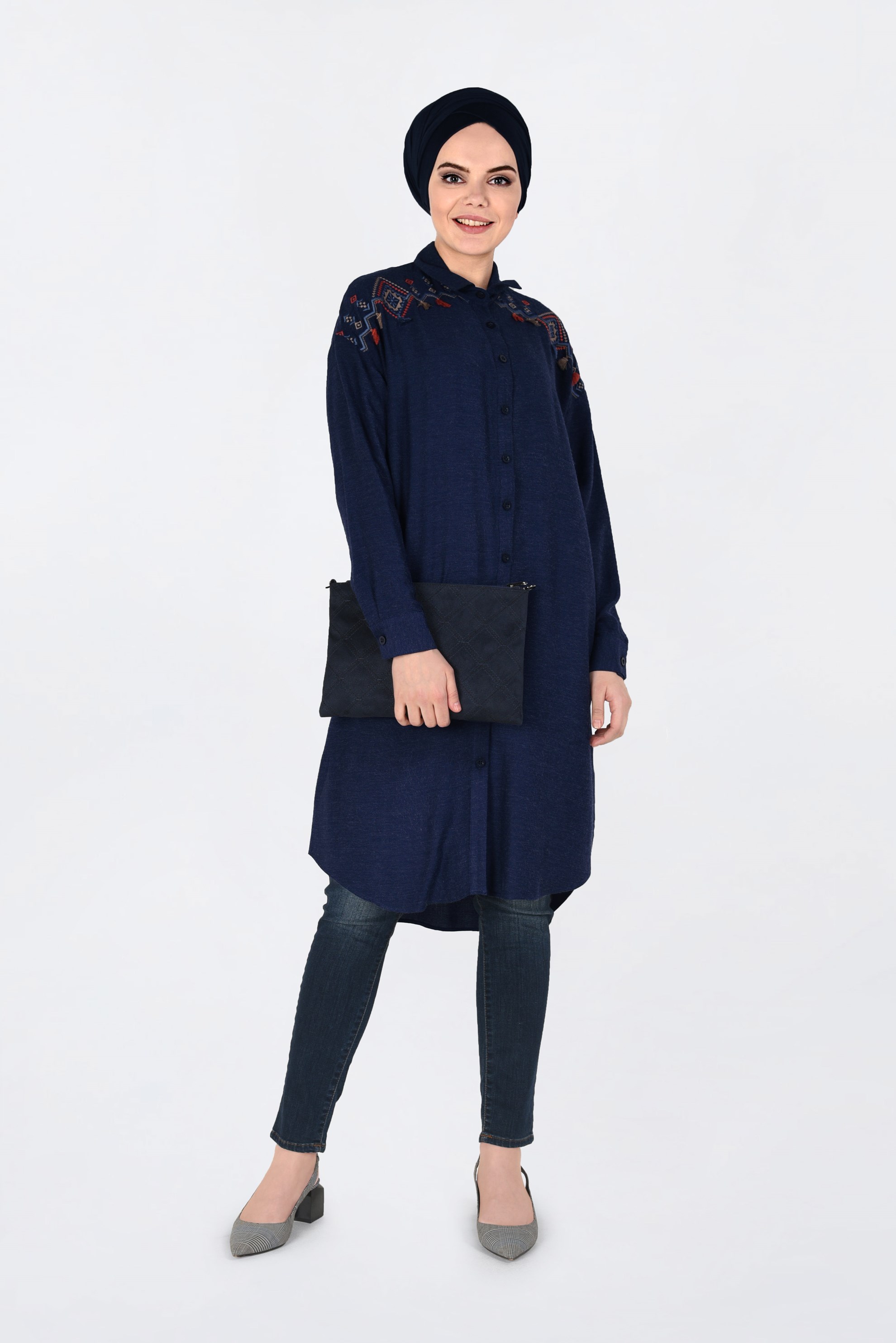 Tesettür giyim LACİVERT OMUZLARI NAKIŞLI YANLARI YIRTMAÇLI TUNİK 4760 