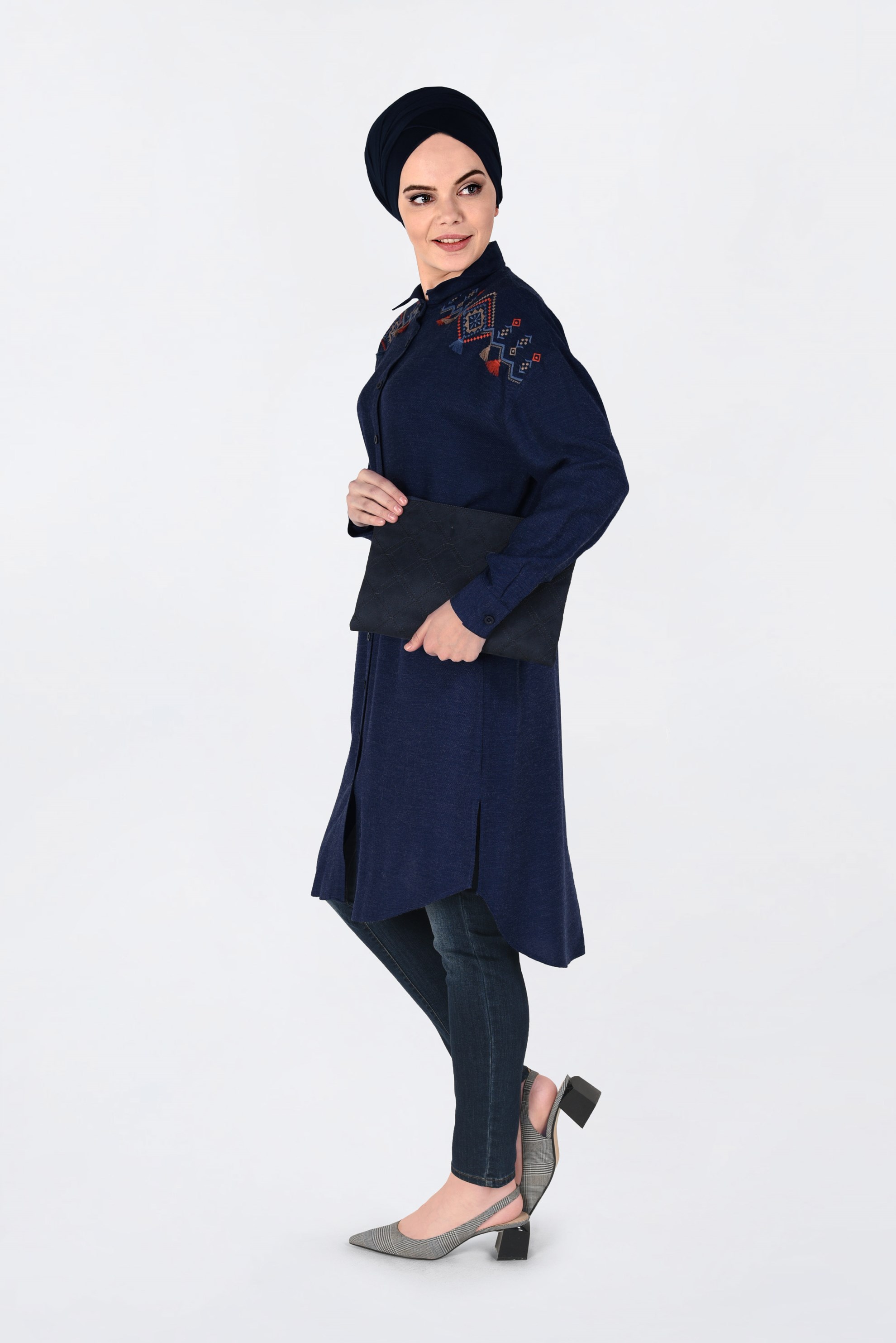 Tesettür giyim LACİVERT OMUZLARI NAKIŞLI YANLARI YIRTMAÇLI TUNİK 4760 