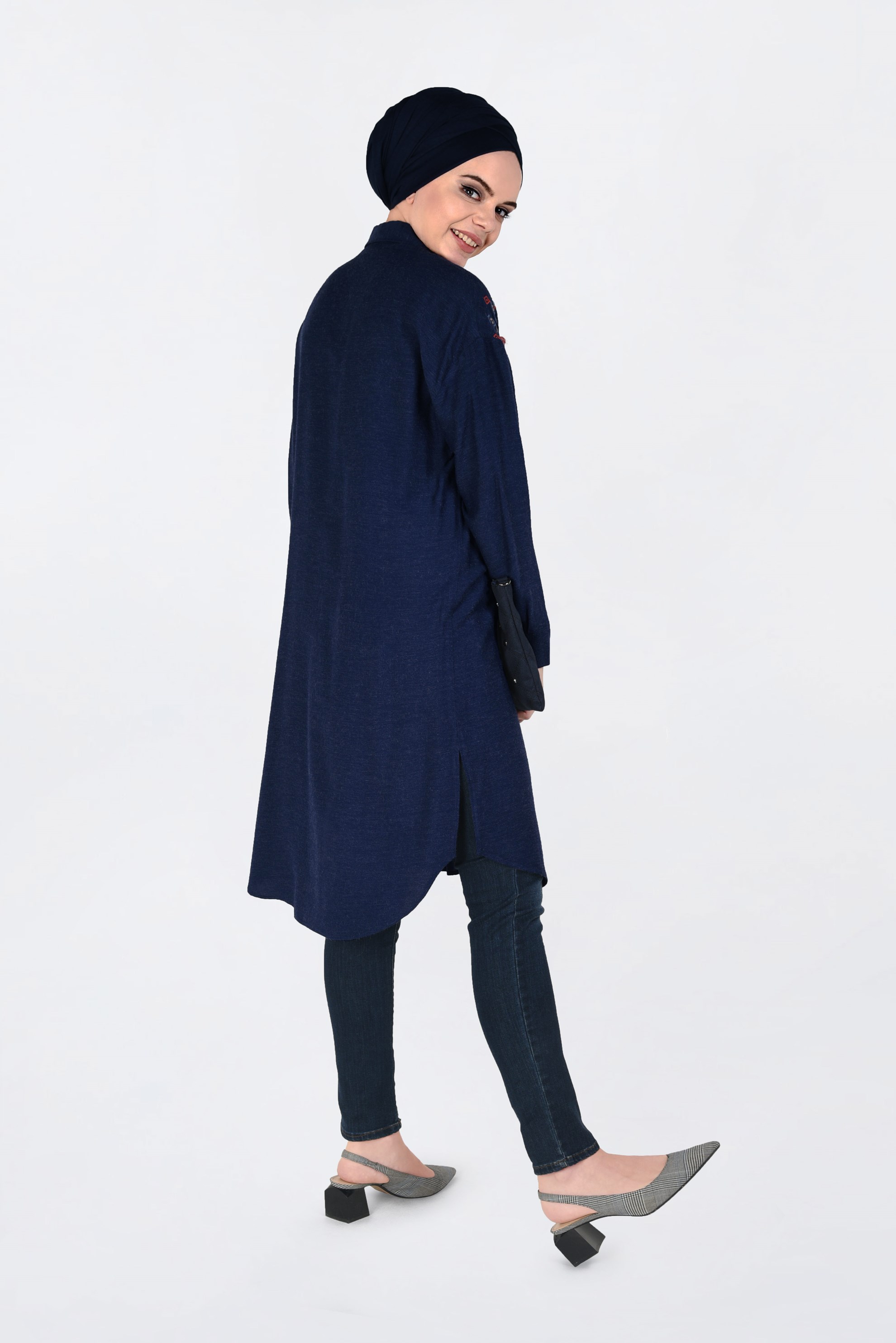 Tesettür giyim LACİVERT OMUZLARI NAKIŞLI YANLARI YIRTMAÇLI TUNİK 4760 