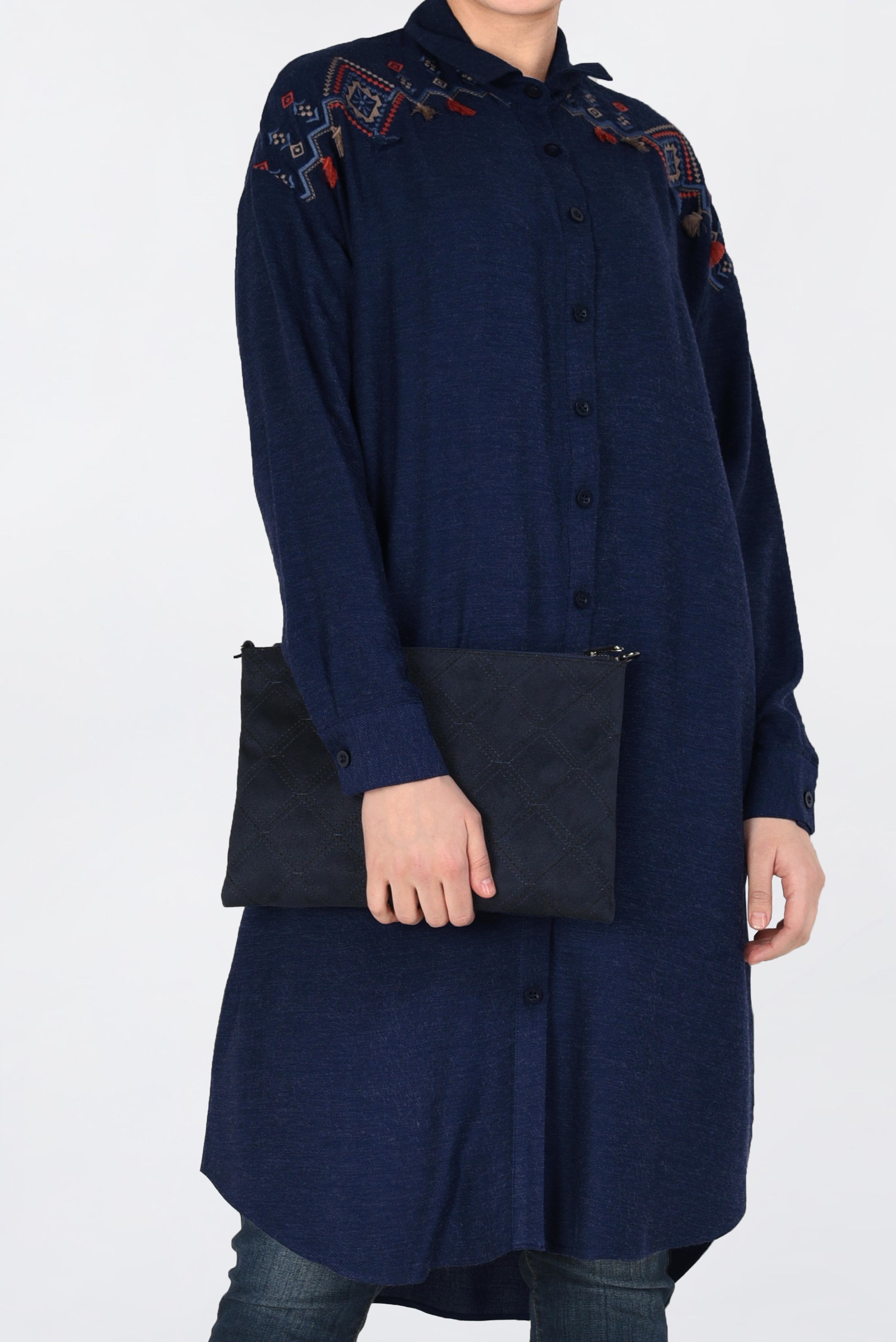 Tesettür giyim LACİVERT OMUZLARI NAKIŞLI YANLARI YIRTMAÇLI TUNİK 4760 