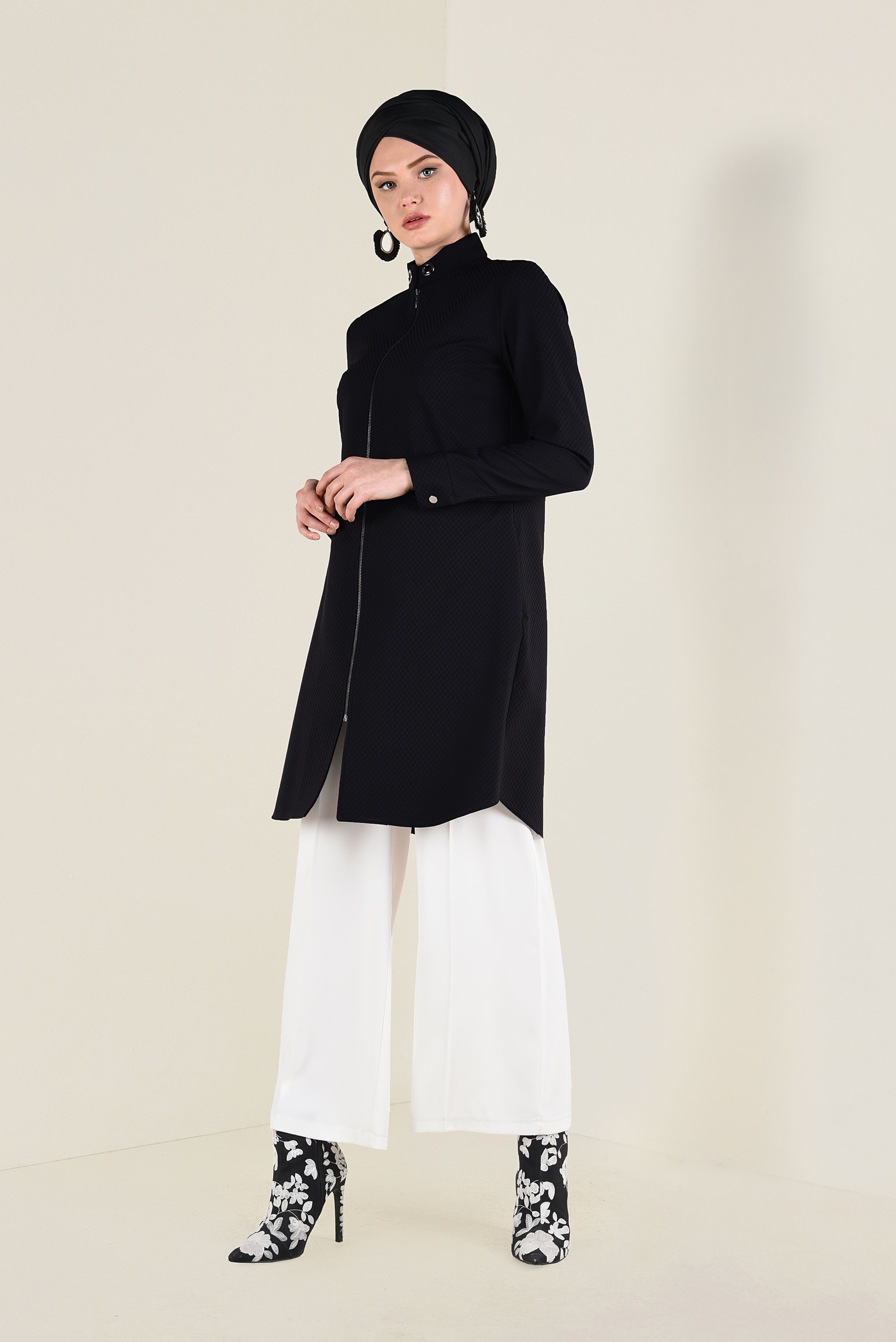 Tesettür giyim SİYAH HAKİM YAKA BAĞCIKLARI ZİNCİR DETAYLI TUNİK 4772