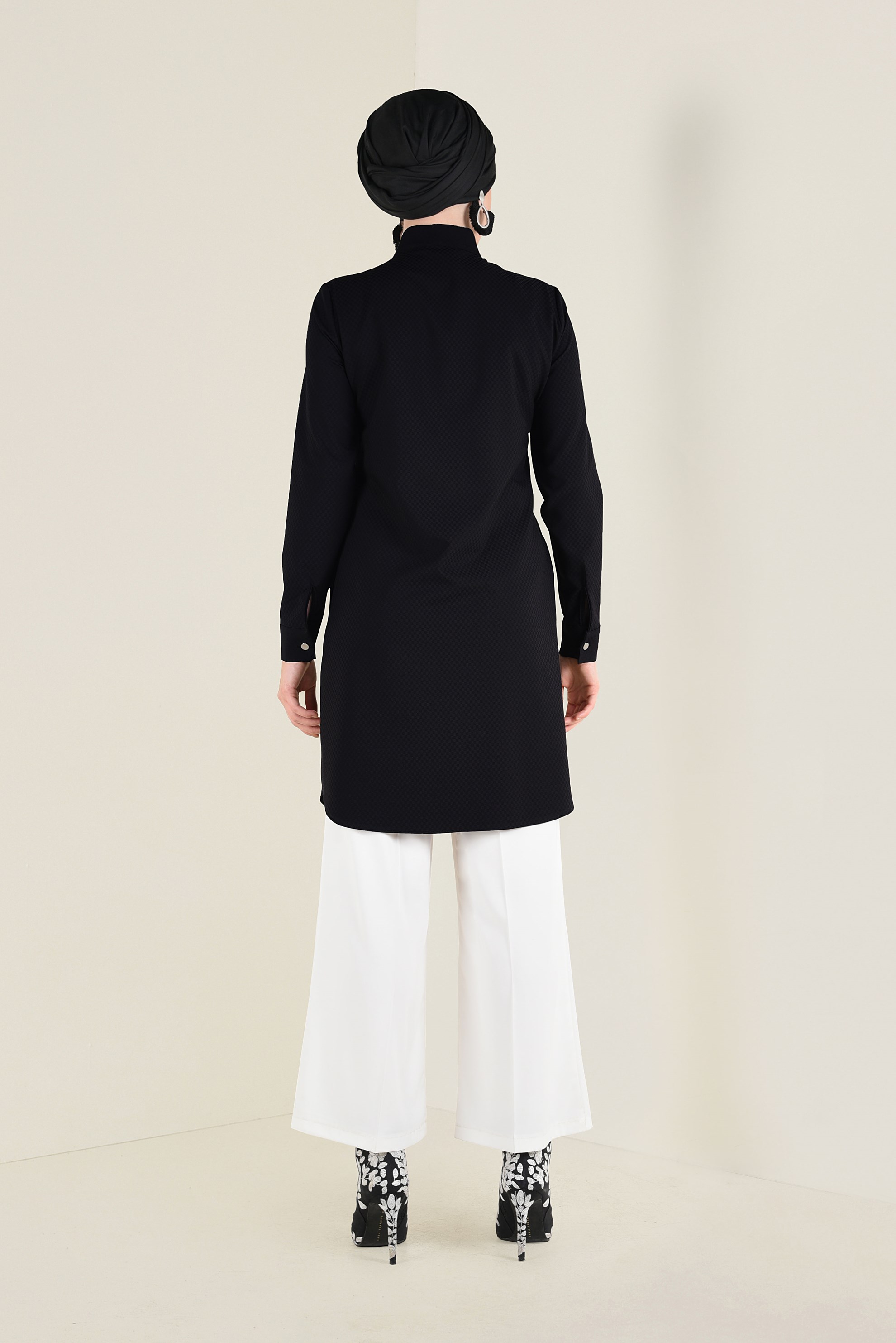 Tesettür giyim SİYAH HAKİM YAKA BAĞCIKLARI ZİNCİR DETAYLI TUNİK 4772