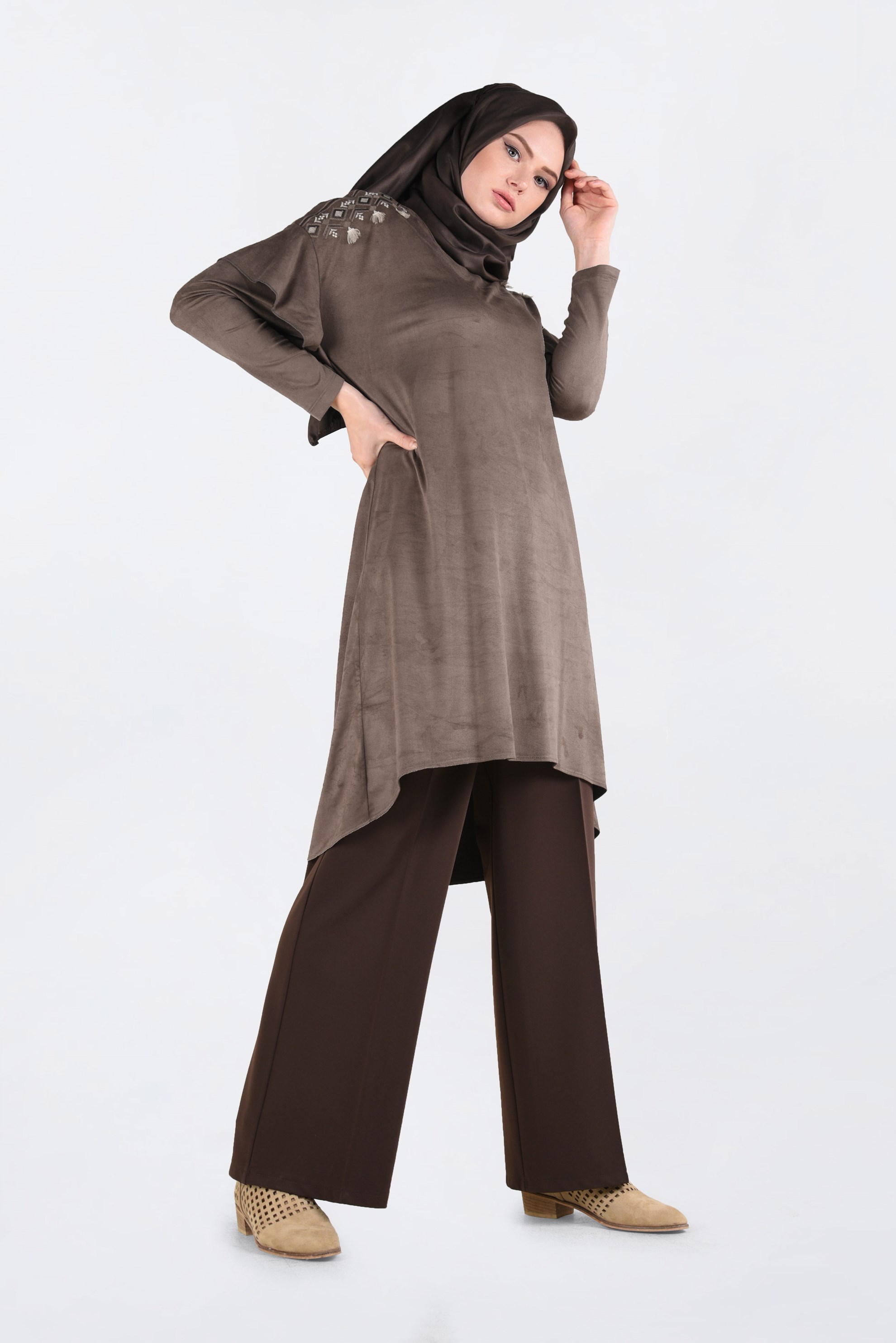 Tesettür giyim KAHVE OMUZLARI NAKIŞLI VOLANLI TUNİK 4777 