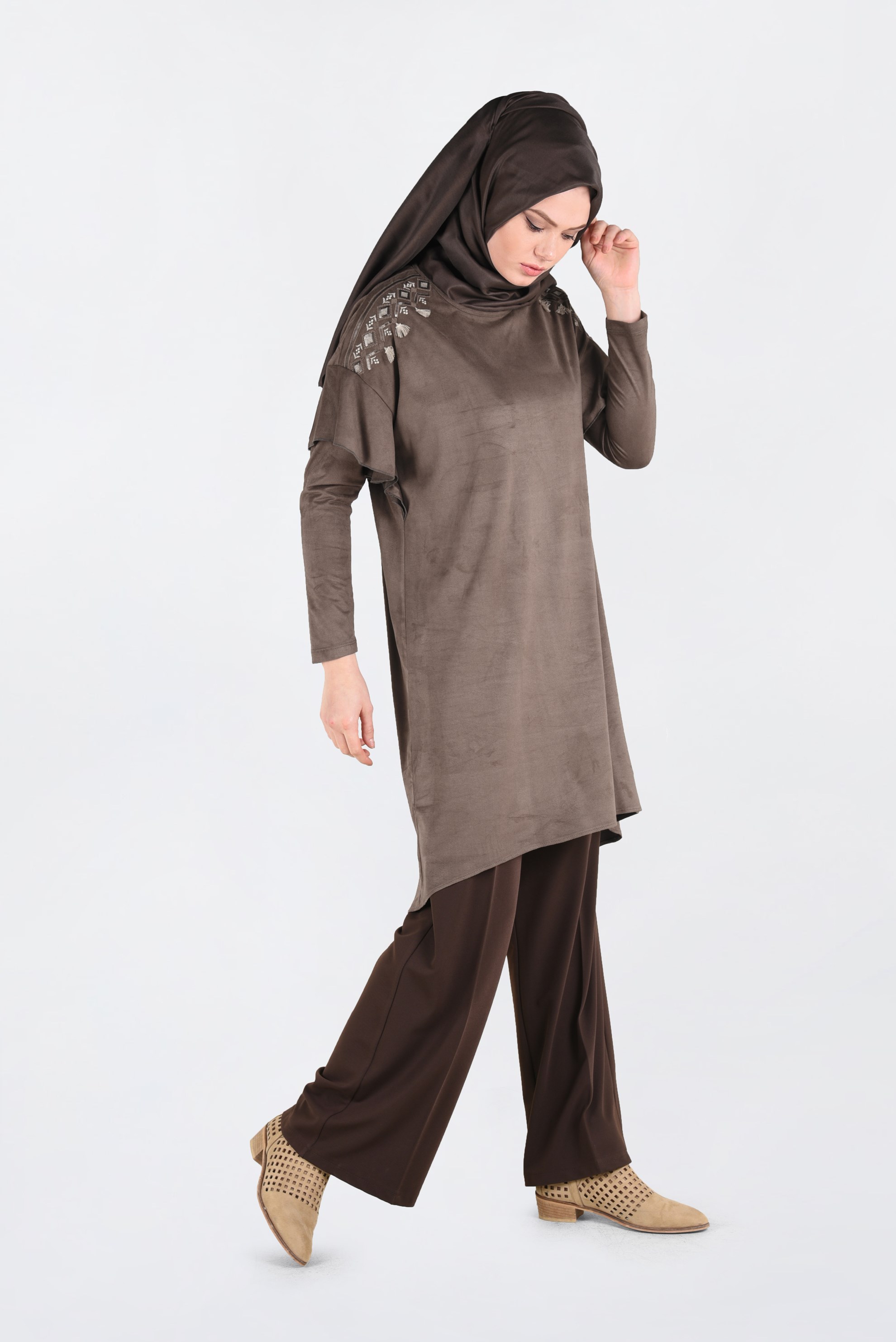 Tesettür giyim KAHVE OMUZLARI NAKIŞLI VOLANLI TUNİK 4777 