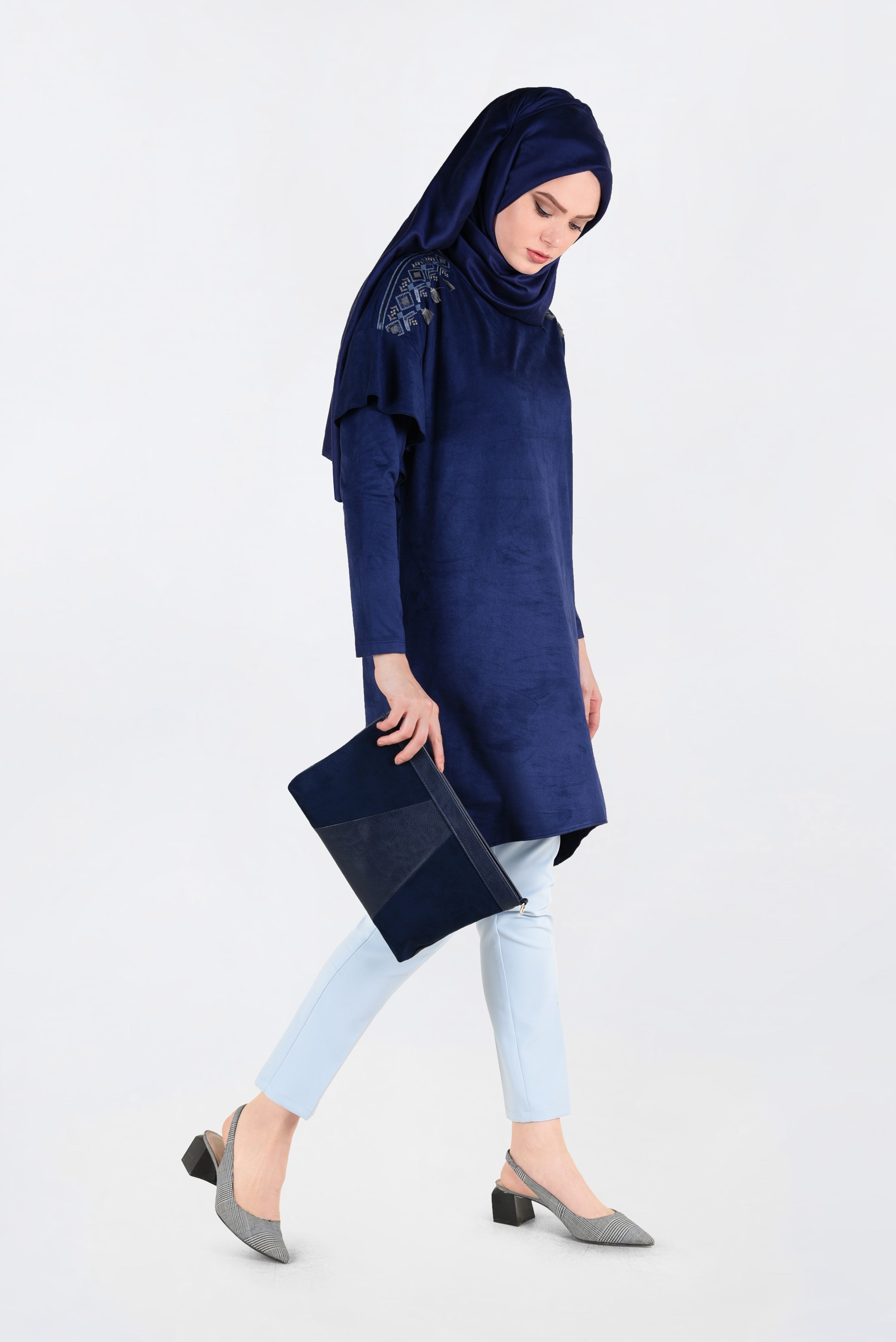 Tesettür giyim LACİVERT OMUZLARI NAKIŞLI VOLANLI TUNİK 4777 