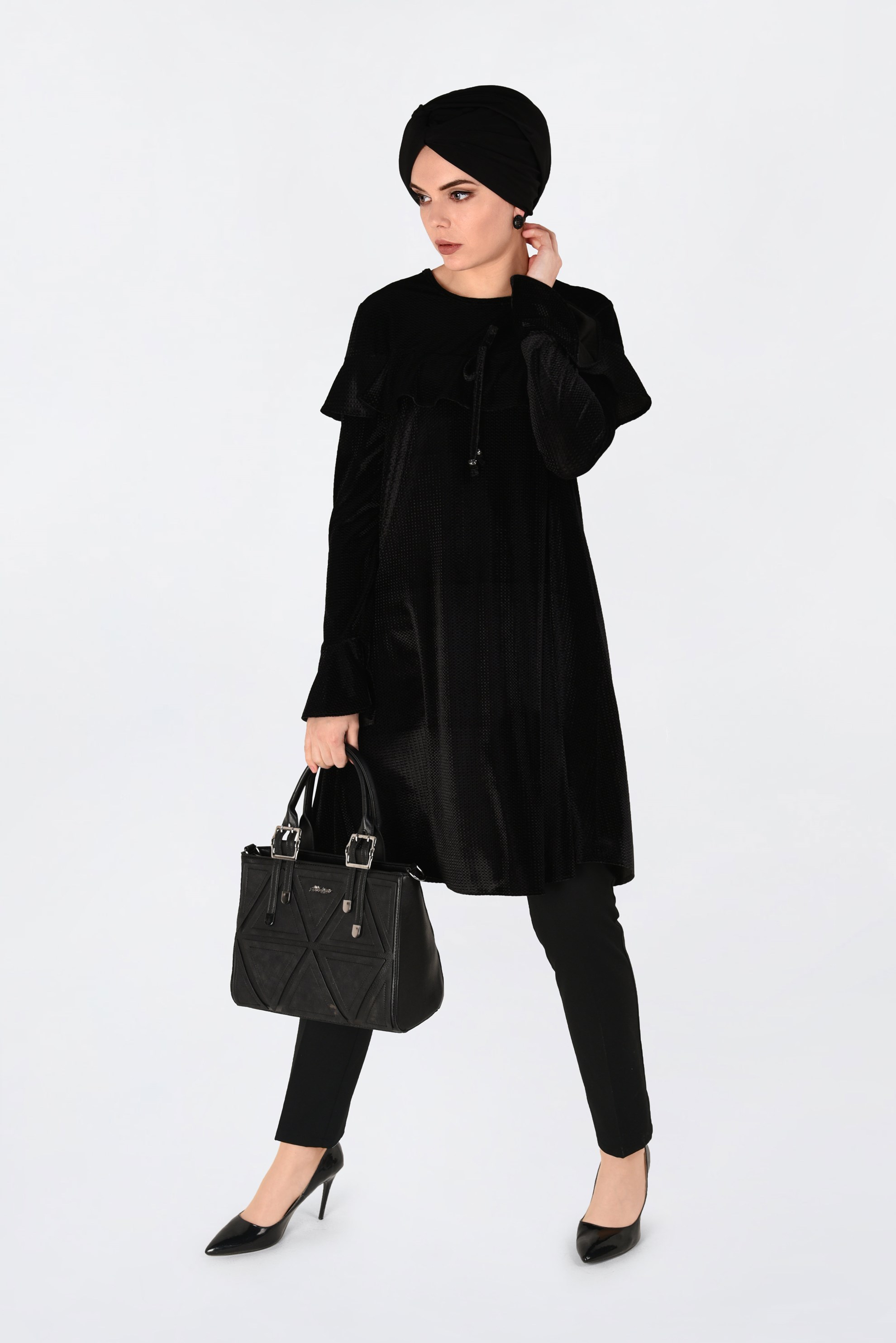 Tesettür giyim SİYAH OMUZLARI VOLANLI KADİFE TUNİK 4789