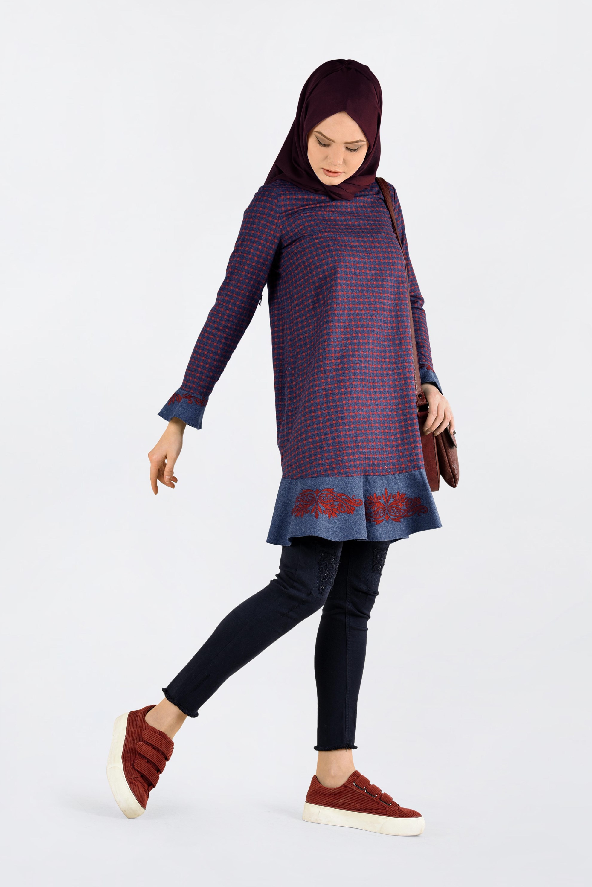 Tesettür giyim LACİVERT PÖTİKARE DESENLİ ETEK UCU VOLANLI VE İŞLEMELİ TUNİK 4793