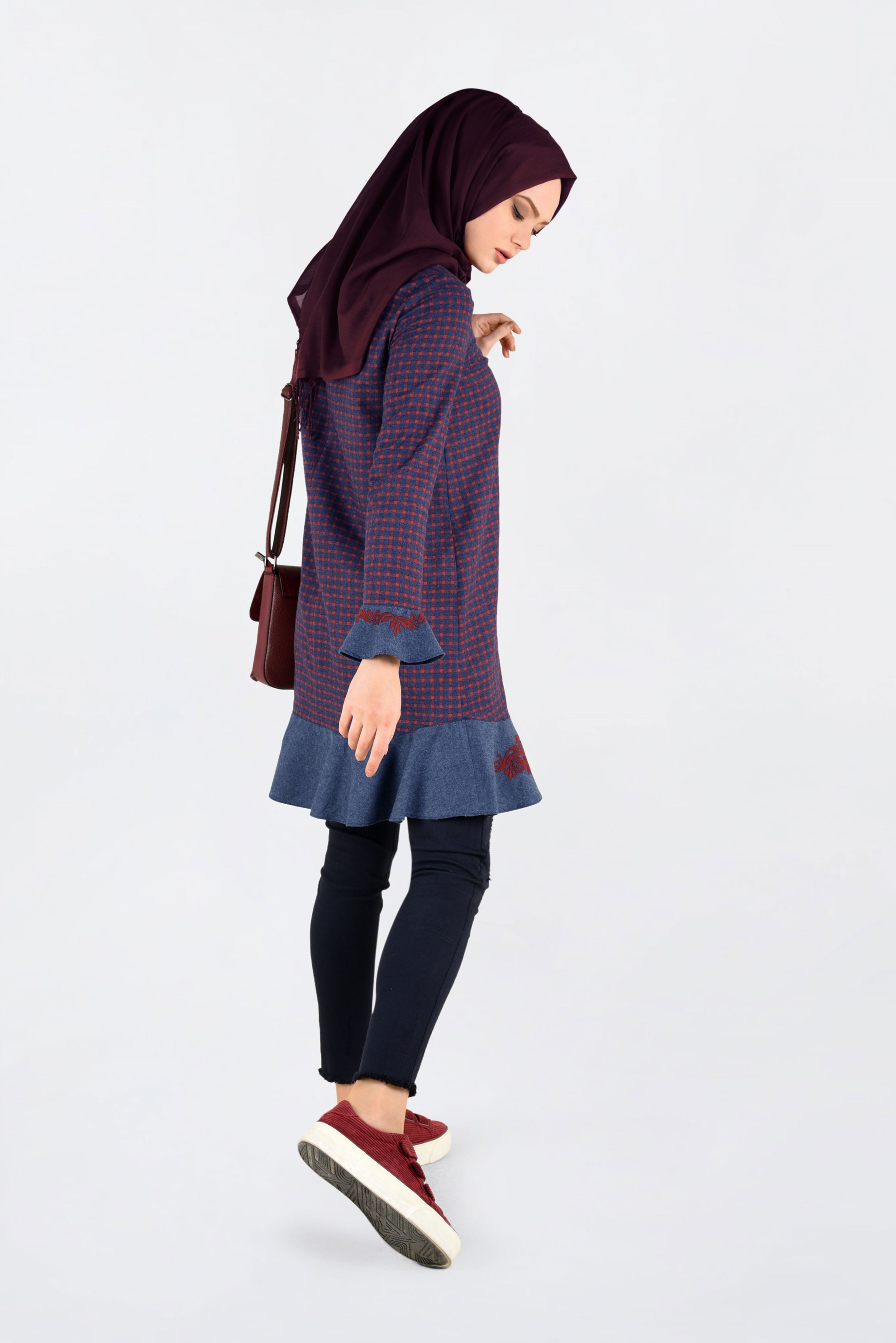 Tesettür giyim LACİVERT PÖTİKARE DESENLİ ETEK UCU VOLANLI VE İŞLEMELİ TUNİK 4793