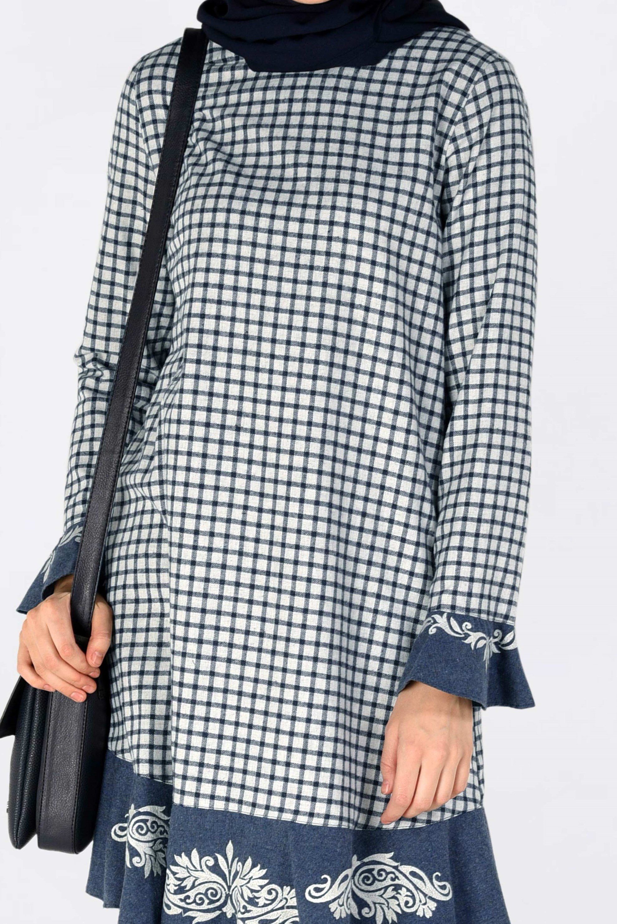 Tesettür giyim LACİVERT PÖTİKARE DESENLİ ETEK UCU VOLANLI VE İŞLEMELİ TUNİK 4793