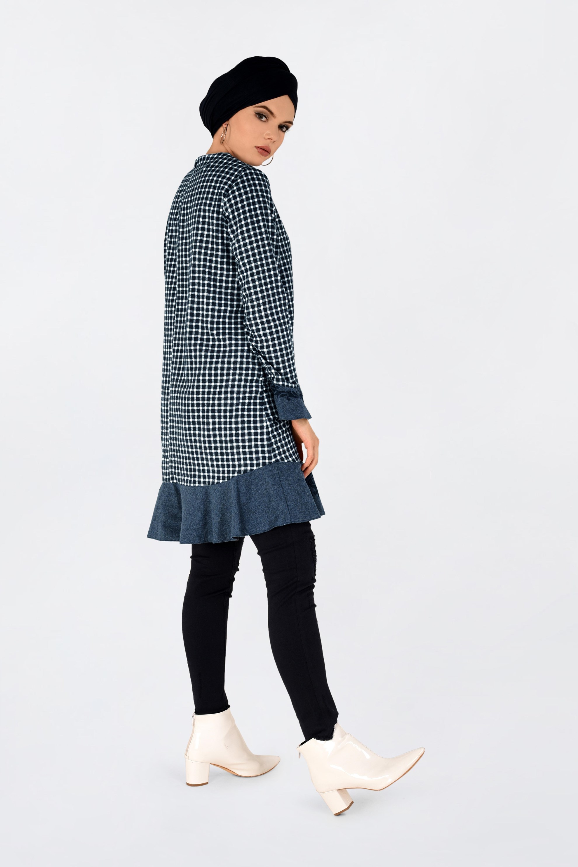 Tesettür giyim BEJ PÖTİKARE DESENLİ ETEK UCU VOLANLI VE İŞLEMELİ TUNİK 4793