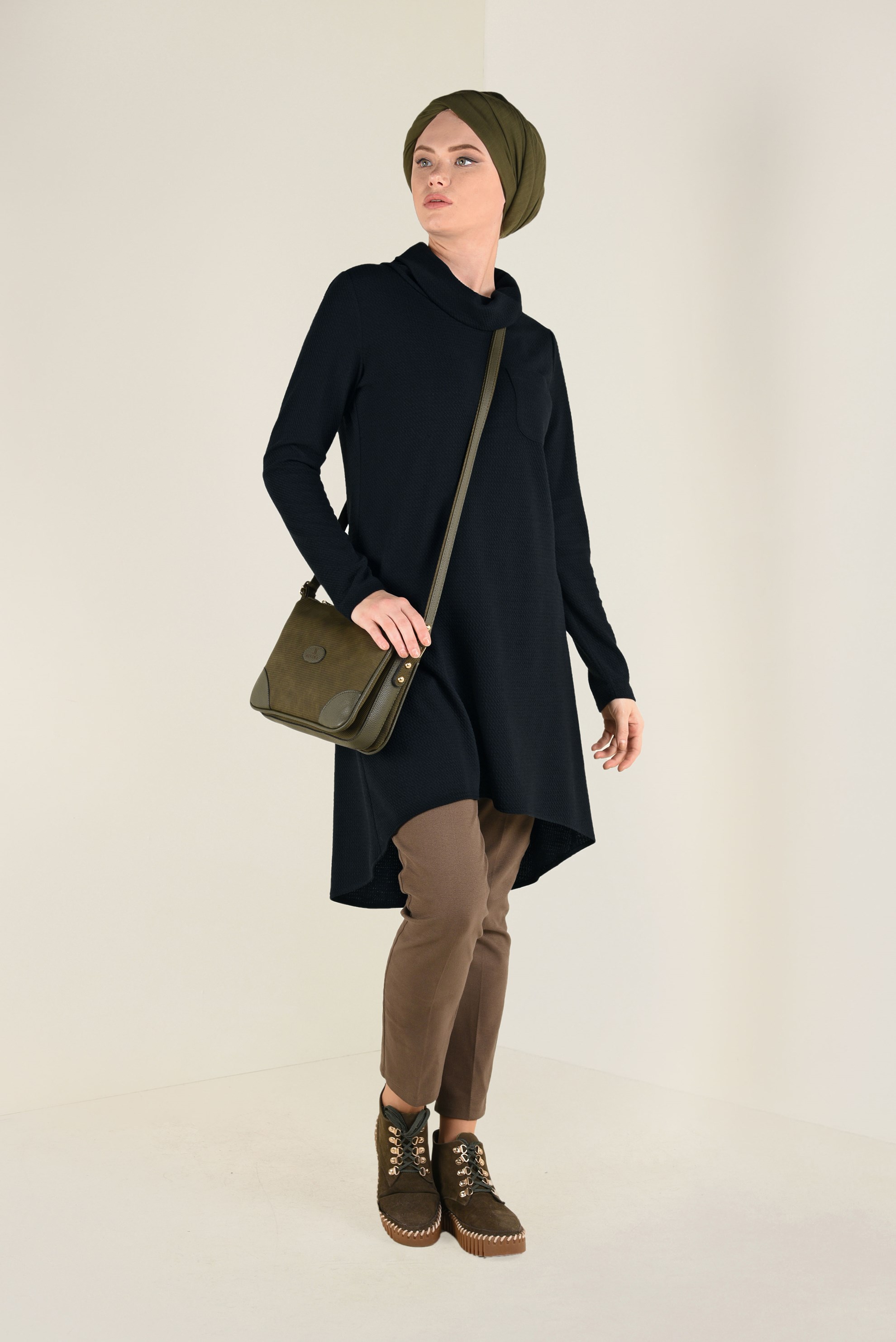 Tesettür giyim SİYAH DÖKÜMLÜ YAKA TRİKO TUNİK 4824