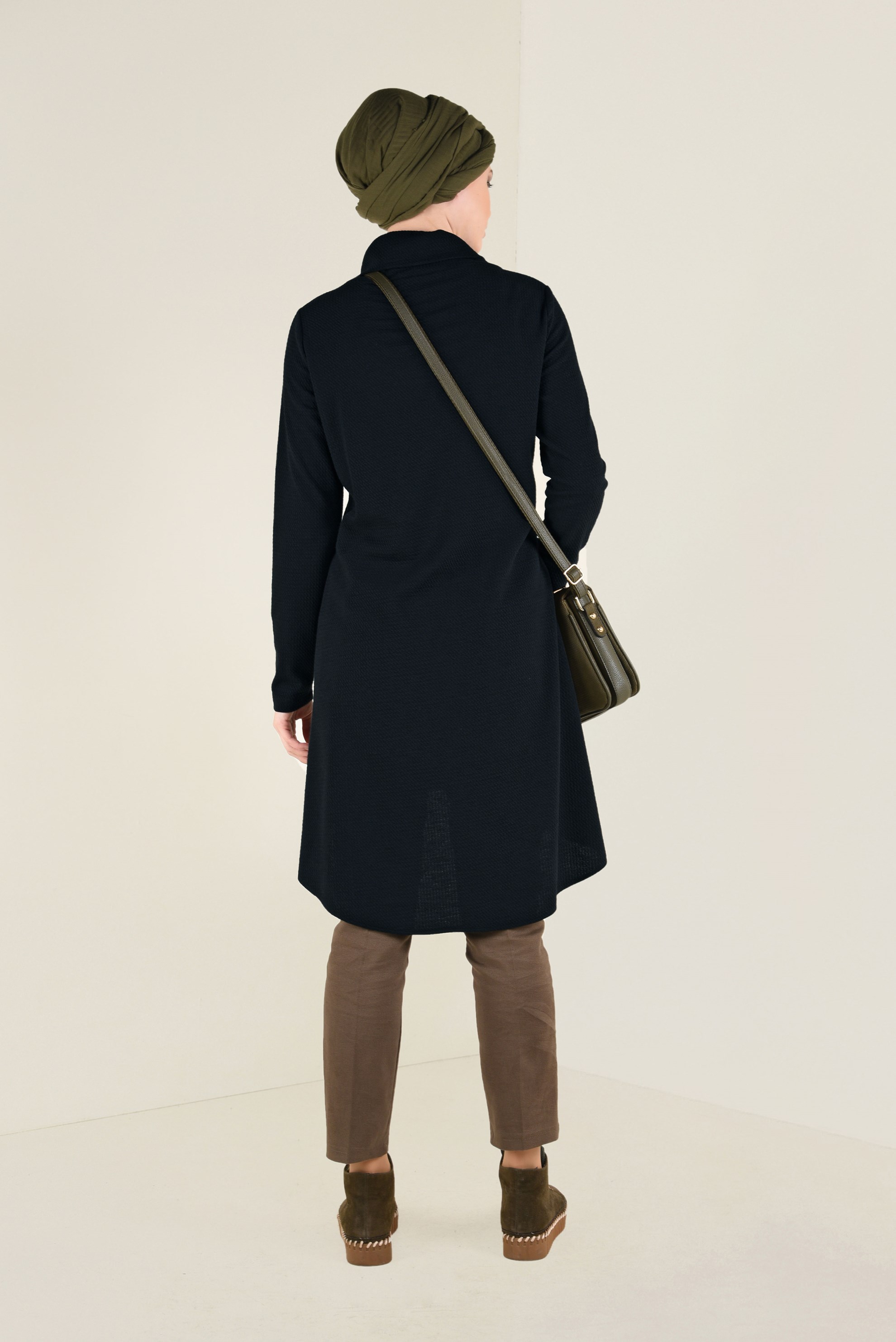 Tesettür giyim SİYAH DÖKÜMLÜ YAKA TRİKO TUNİK 4824