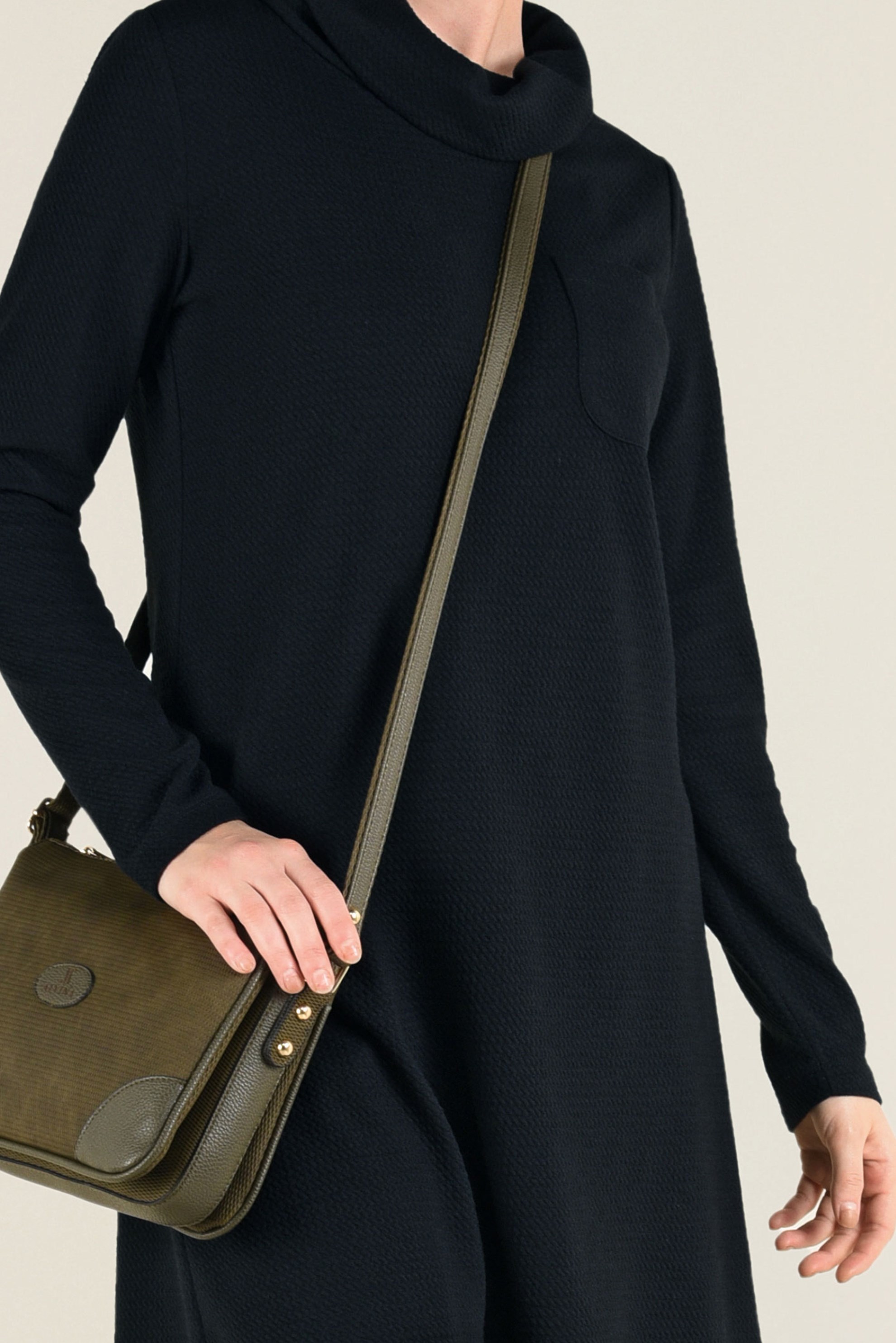 Tesettür giyim SİYAH DÖKÜMLÜ YAKA TRİKO TUNİK 4824