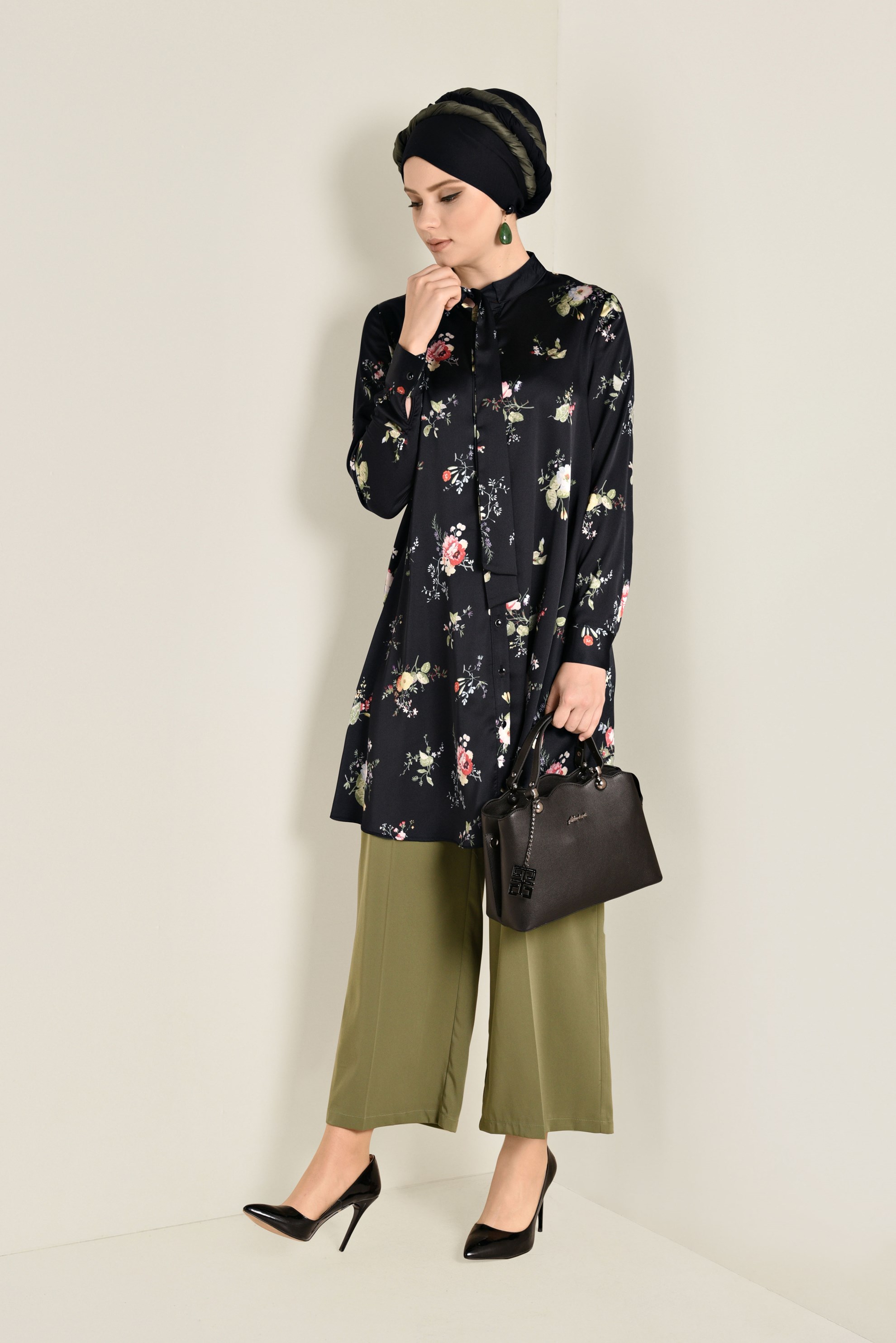 Tesettür giyim SİYAH ÇİÇEK DESENLİ TUNİK 4759-1