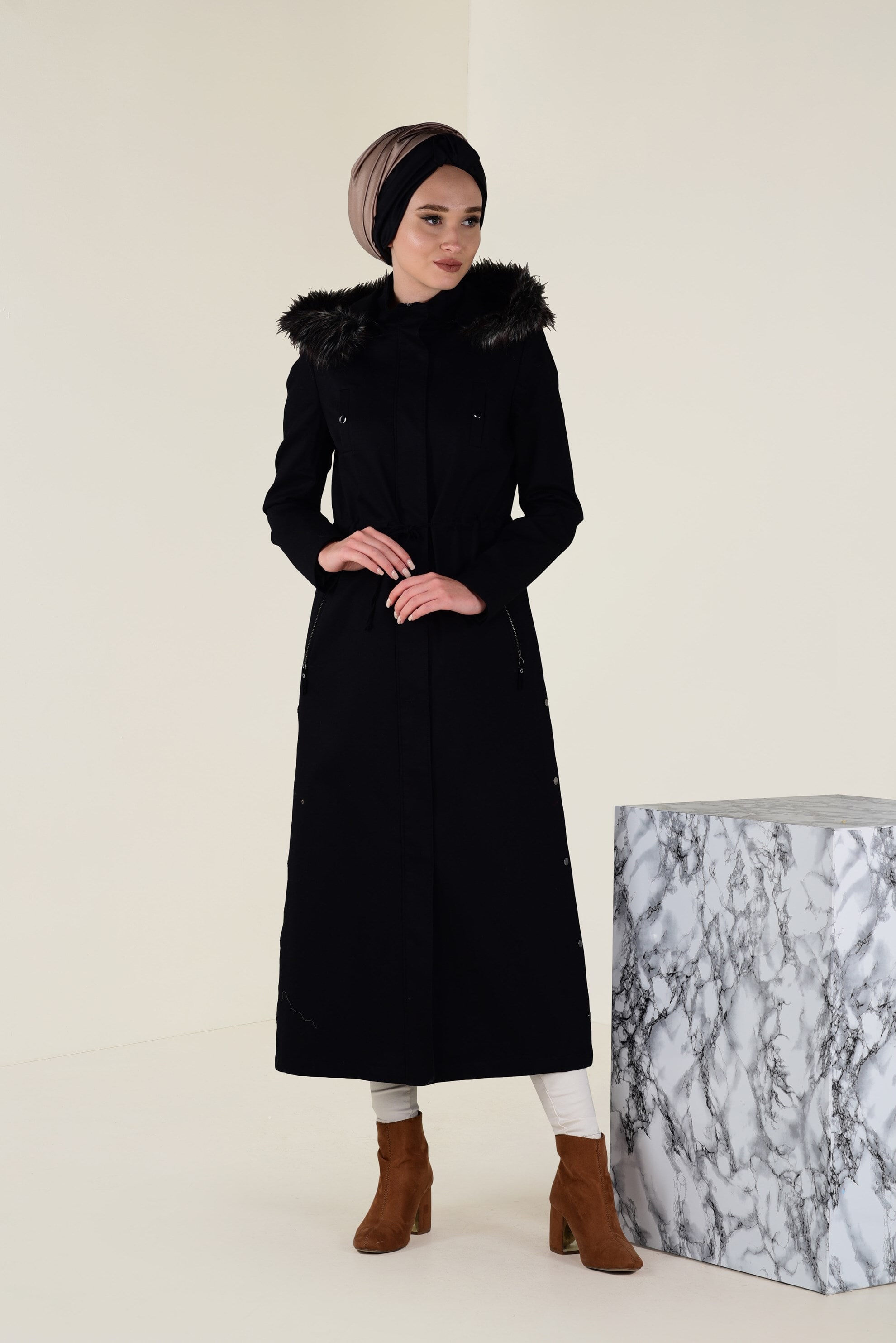 Tesettür giyim SİYAH KAPÜŞONU KÜRK DETAYLI TRENÇKOT 1307 